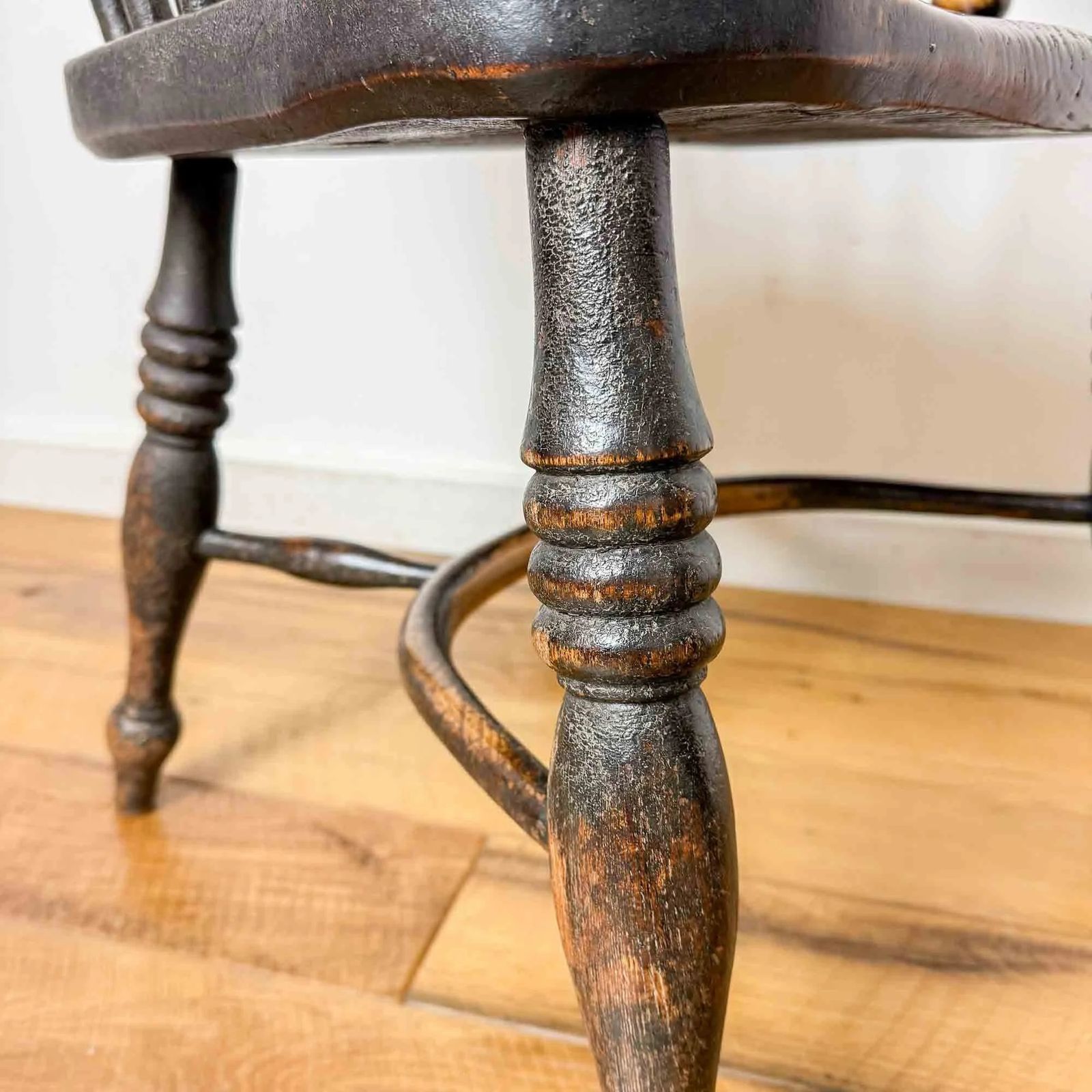 Furniture Antique Windsor Chair, Lovely Timeworn Patina photo