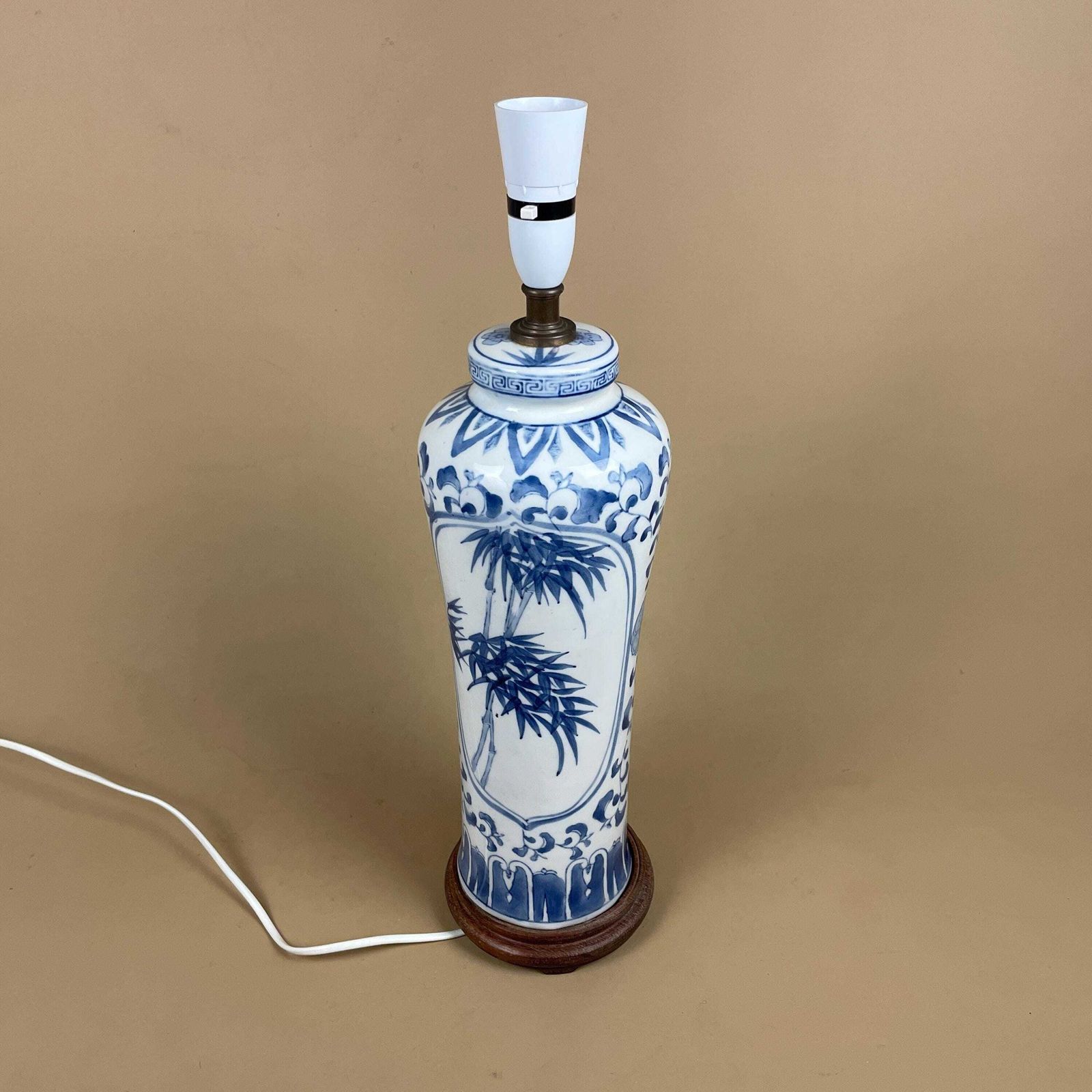 Lighting Oriental Ceramic Lamp Blue White Ginger Jar Hand Painted Floral Vintage Porcelain Table Lamp Classic Chinoiserie Ornate Pattern Wood Base photo