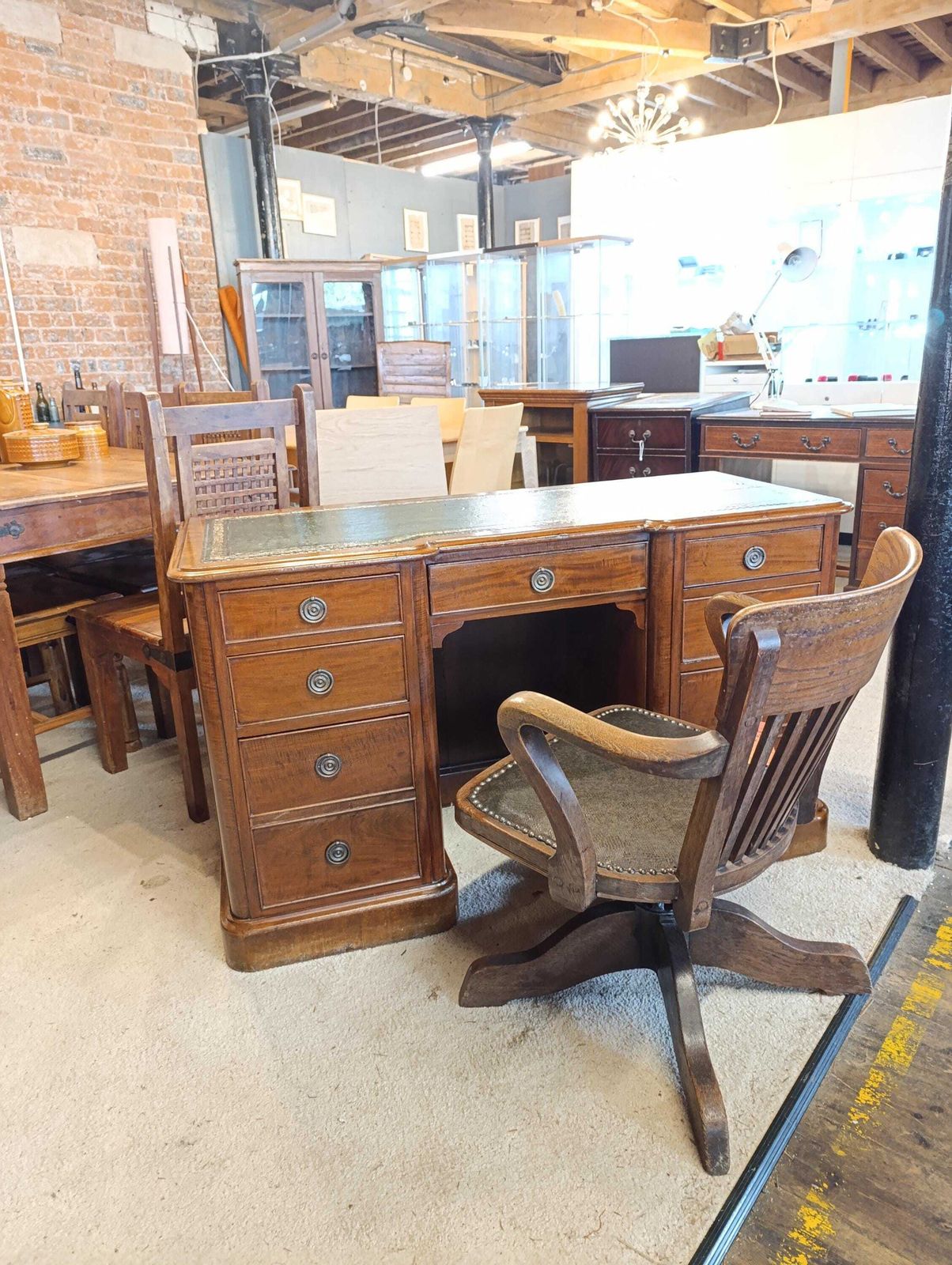 Victorian Mahogany Pedestal Desk With Green Tooled Leather Top