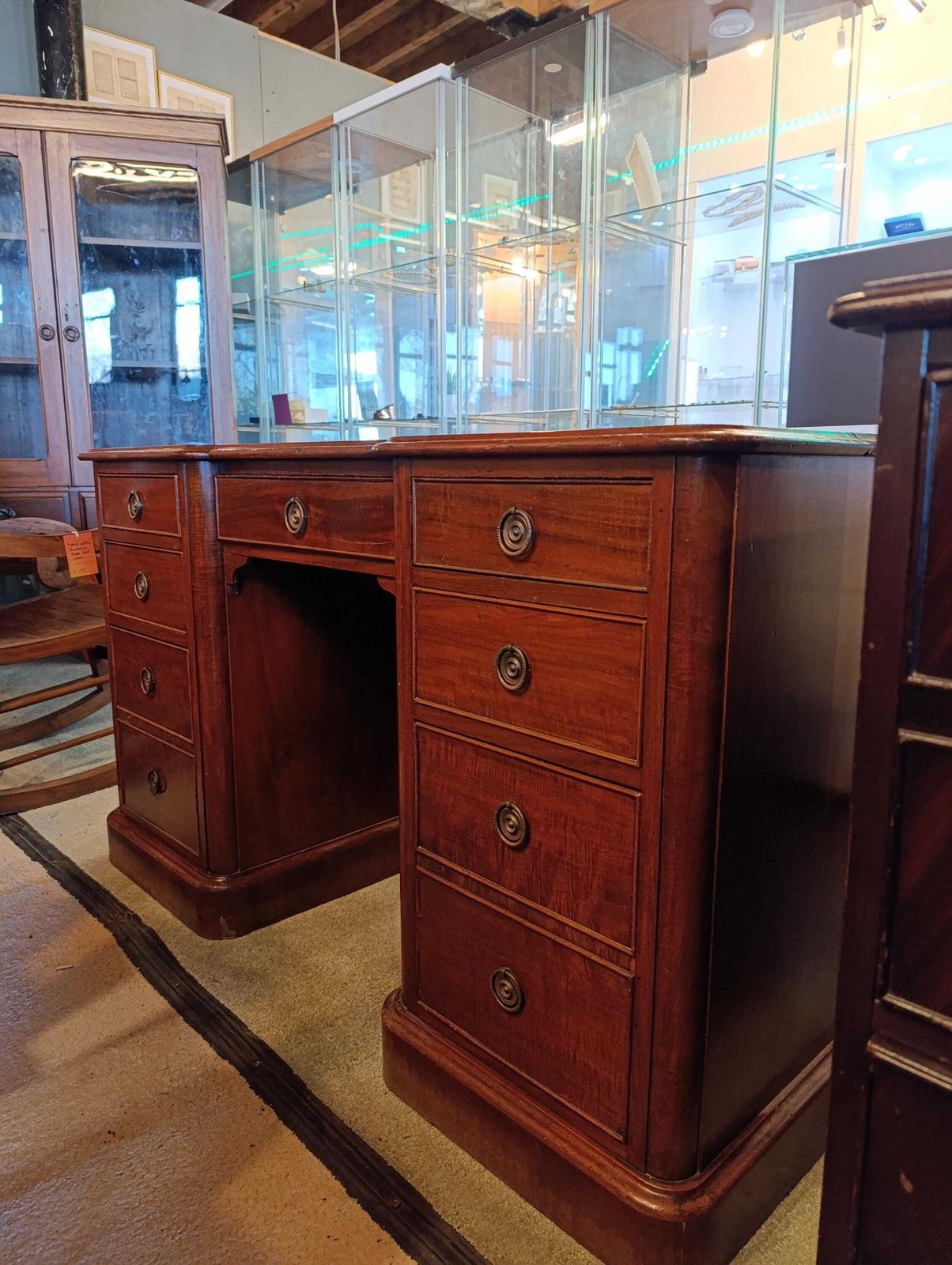 photo vinterior Victorian Mahogany Pedestal Desk With Green Tooled Leather Top