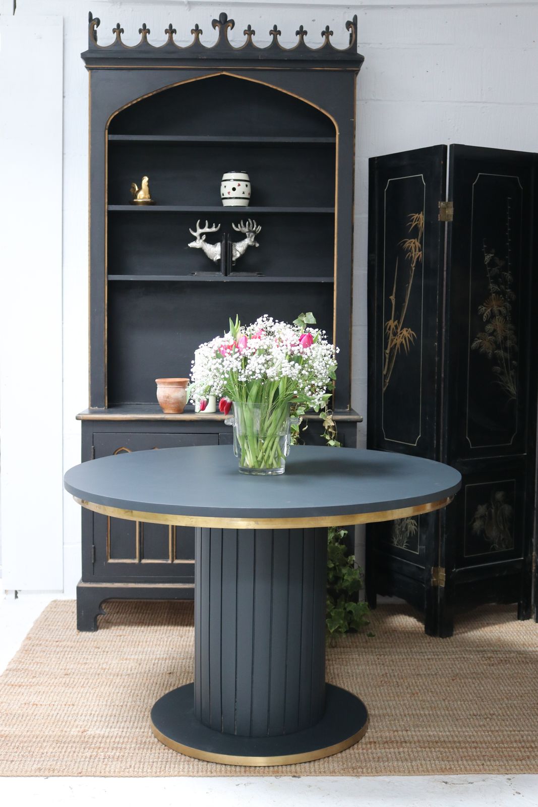 photo vintage Stunning Black Round Dining Table With Brass Metal Edge Slatted Wood Column Base