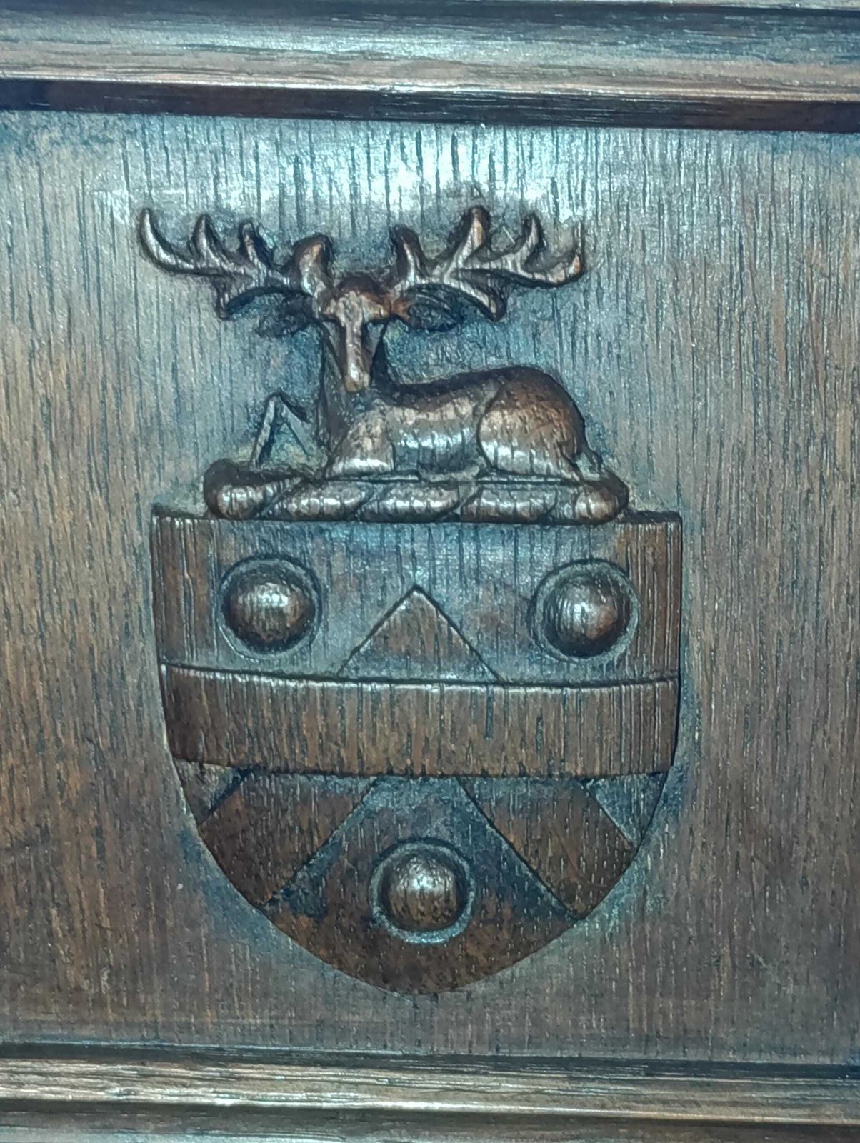 photo vinterior Tudor Revival Oak Coffer With Carved Heraldic Panels Early 20th Century