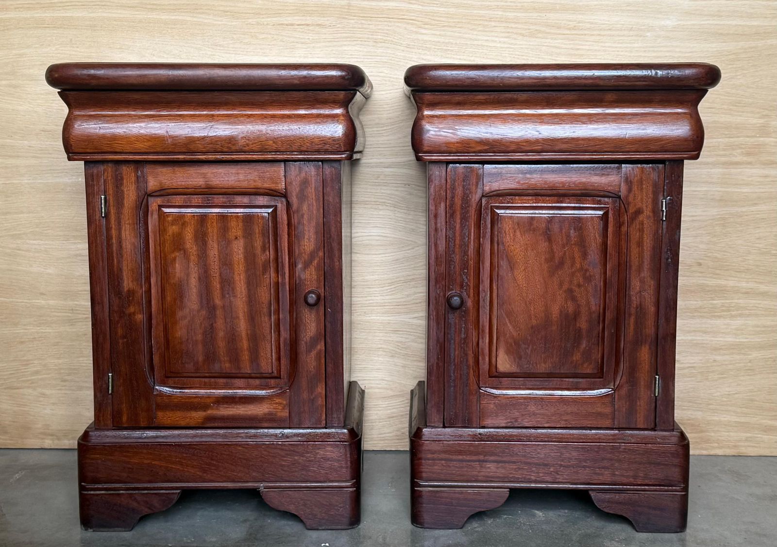 Paire de tables de chevet Biedermeier en noyer massif, tiroir et porte, 1920 photo furniture