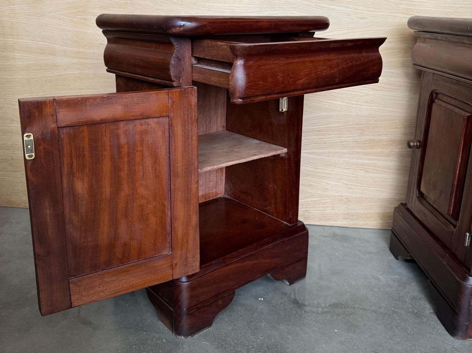 photo for sale Paire de tables de chevet Biedermeier en noyer massif, tiroir et porte, 1920