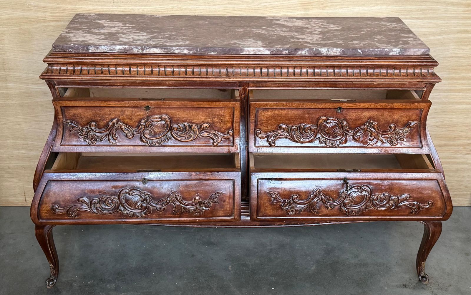 Commode double bombée en noyer sculpté de style Louis XV provincial français, XIXe siècle photo 3600.0