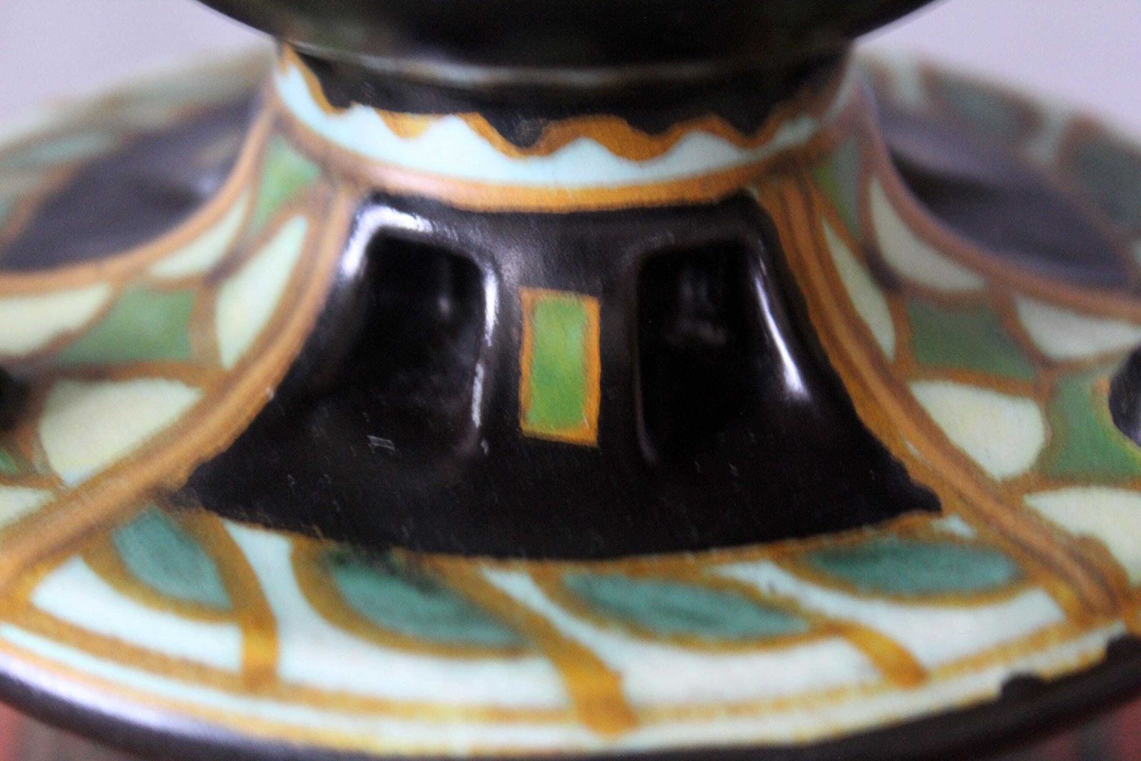 Zeldzame Antieke Art Deco Asbak Met Gelaagde Schaal, Ca. Jaren 1920, Gouda Arnheim Holland, Aardewerk, Gesigneerd Roma, Handgeschilderd photo furniture