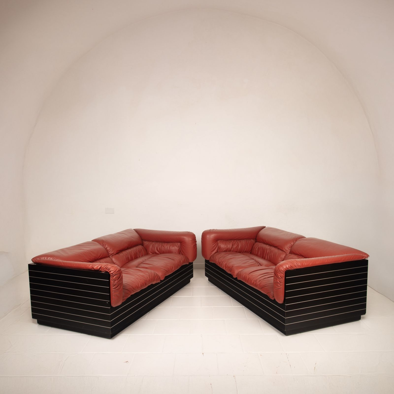 photo for sale Pair Of Strato Sofas By Giovanni Offredi For Saporiti, 1970