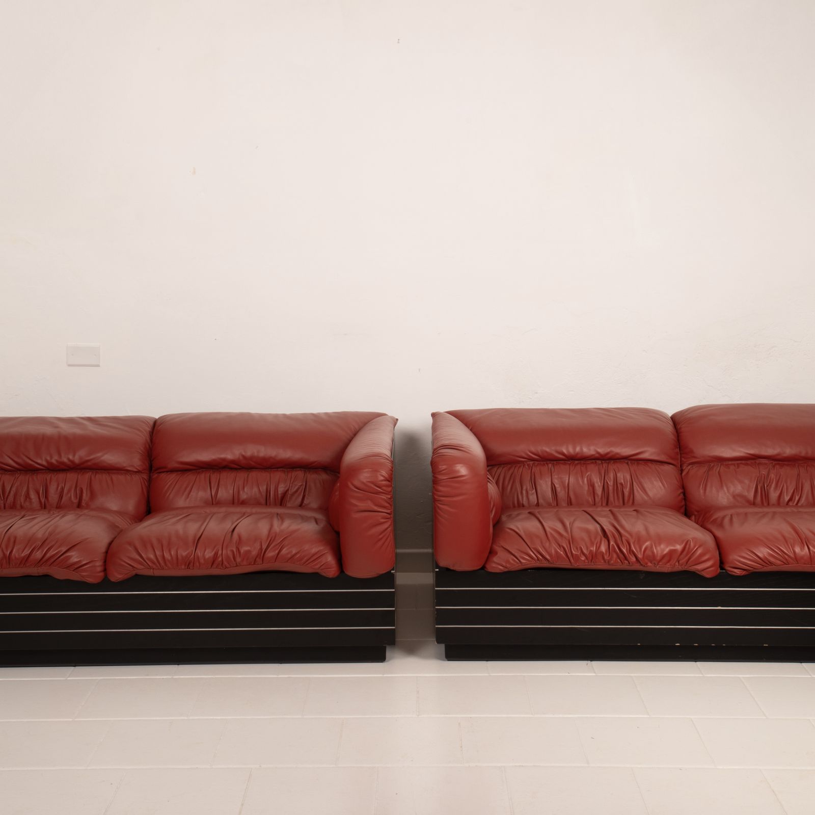 photo buy Pair Of Strato Sofas By Giovanni Offredi For Saporiti, 1970