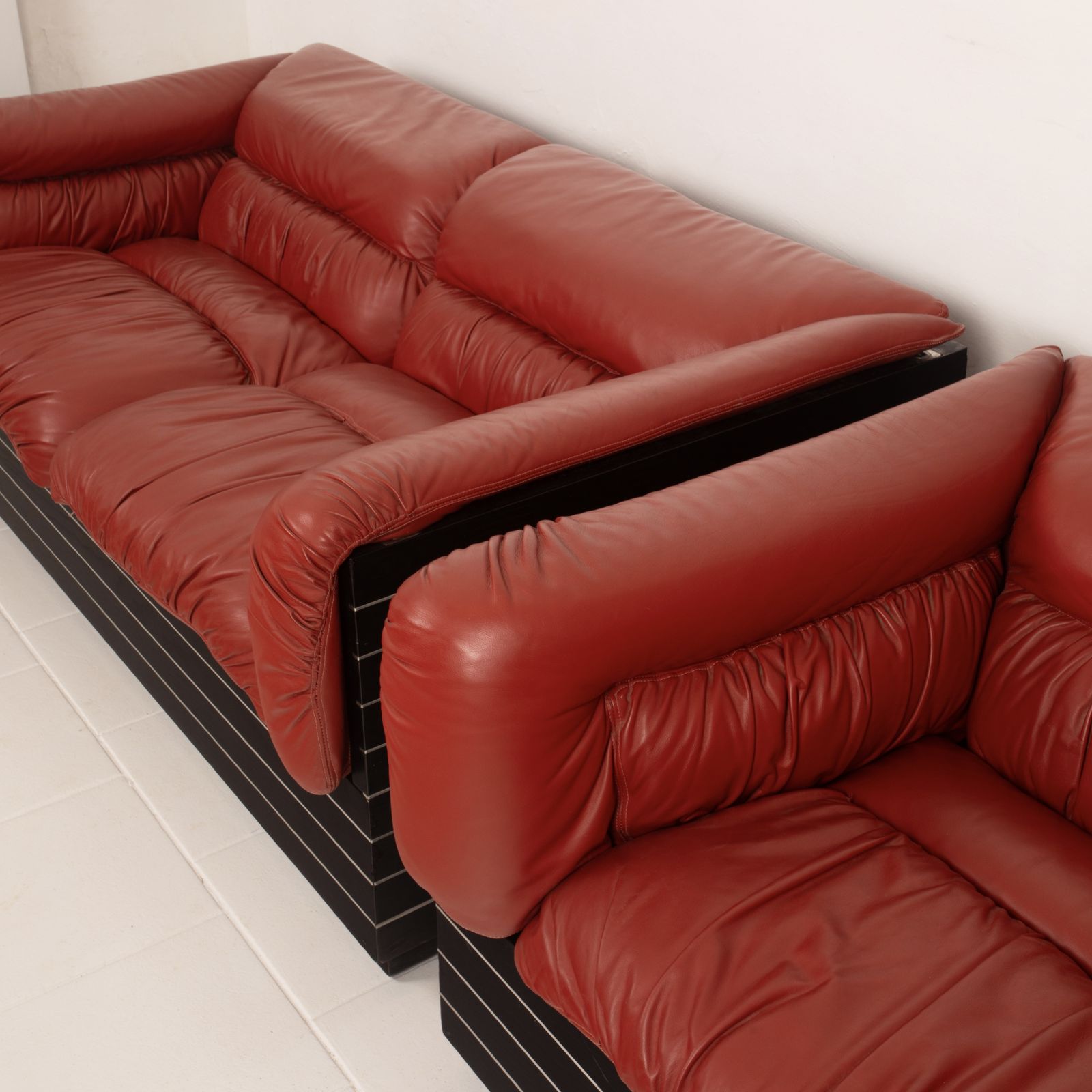 photo vintage Pair Of Strato Sofas By Giovanni Offredi For Saporiti, 1970