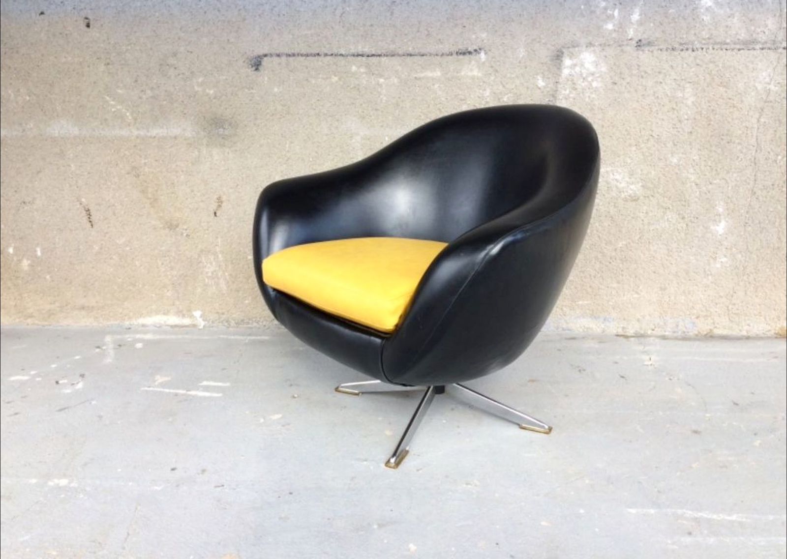 Mid Century Draaifauteuil, Ca. Jaren 1960 photo furniture
