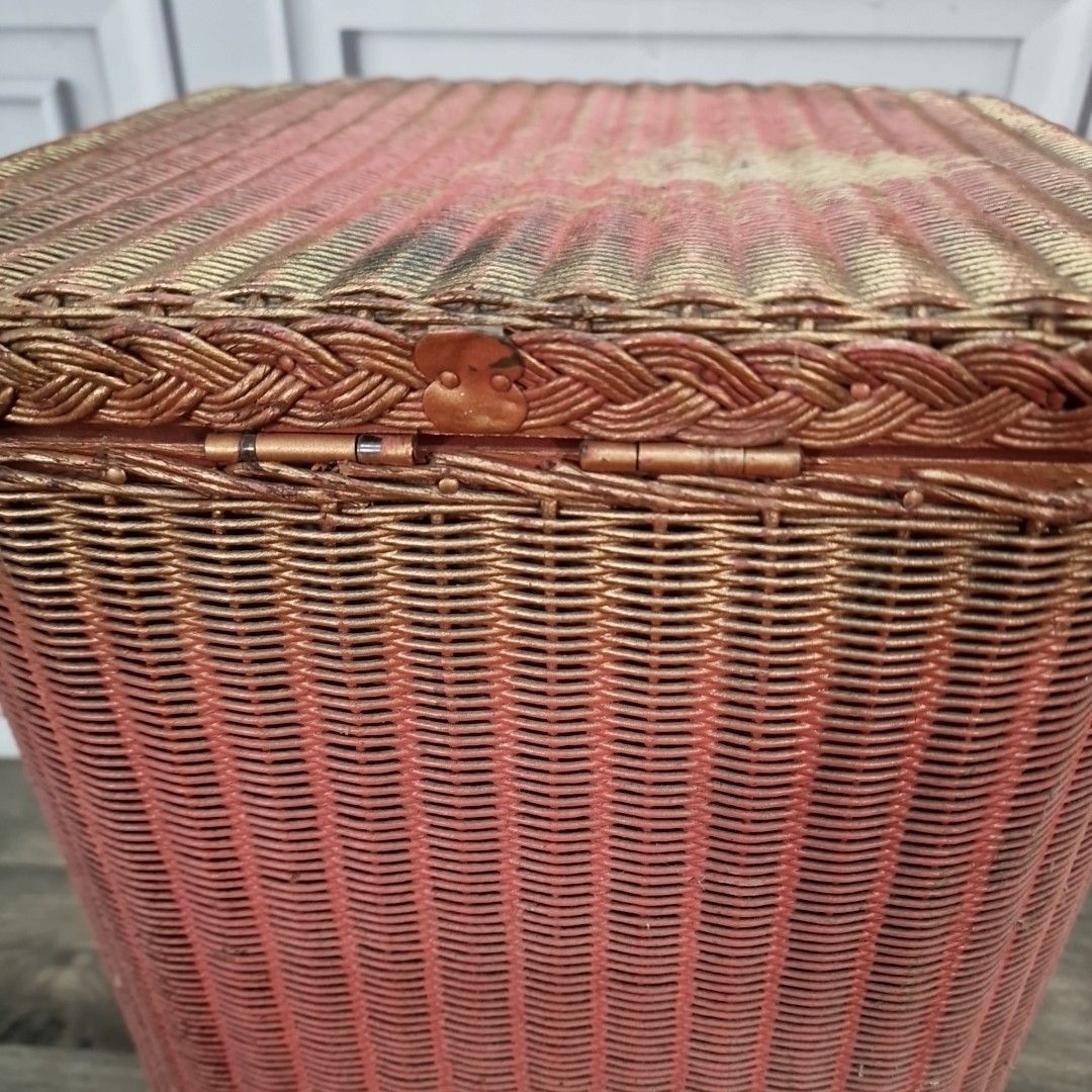 photo vintage Vintage Laundry Basket  Lloyd Loom – Pink Woven Fibre Linen Storage Box – Lusty