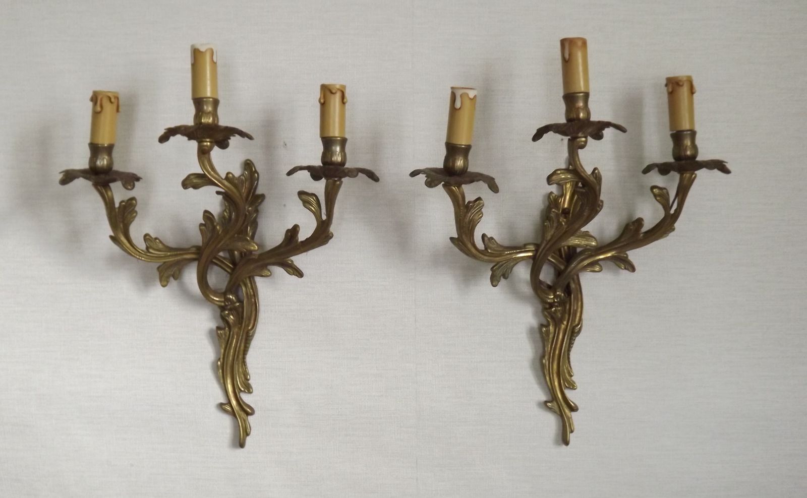 Paire d'appliques murales d'époque françaises à trois bras en bronze, décor d'acanthe