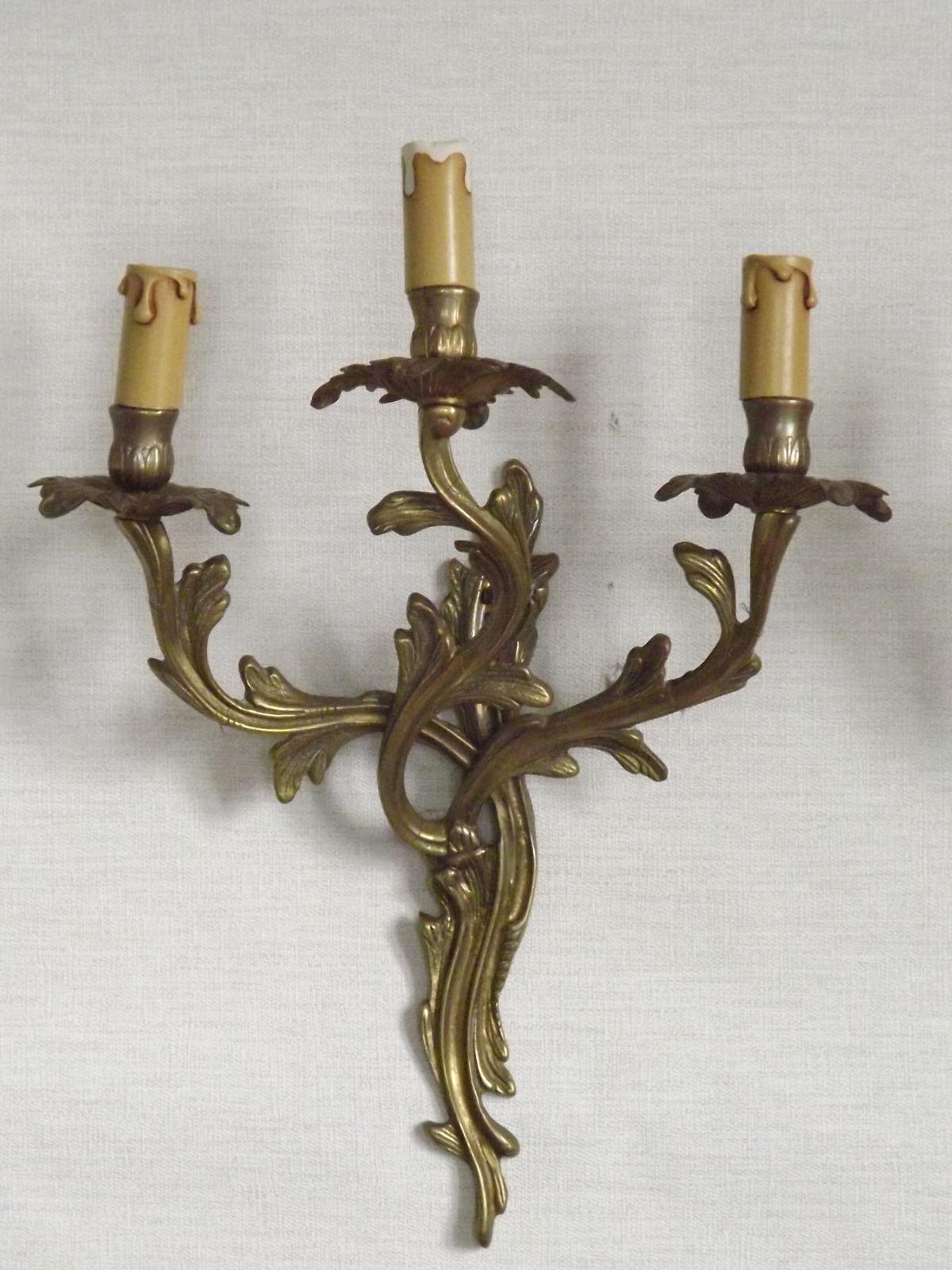 Paire d'appliques murales d'époque françaises à trois bras en bronze, décor d'acanthe photo vintage