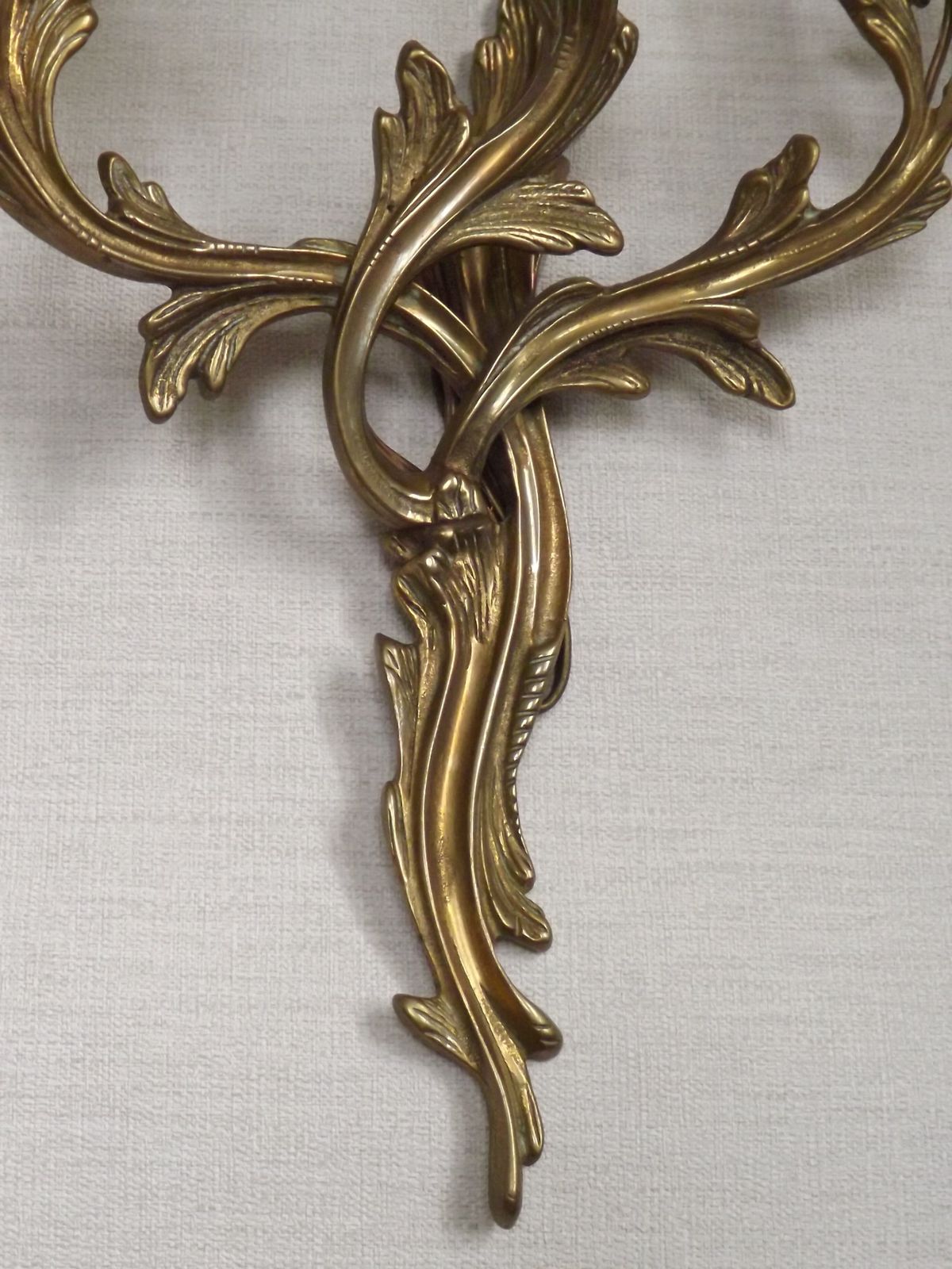 photo vintage Paire d'appliques murales d'époque françaises à trois bras en bronze, décor d'acanthe