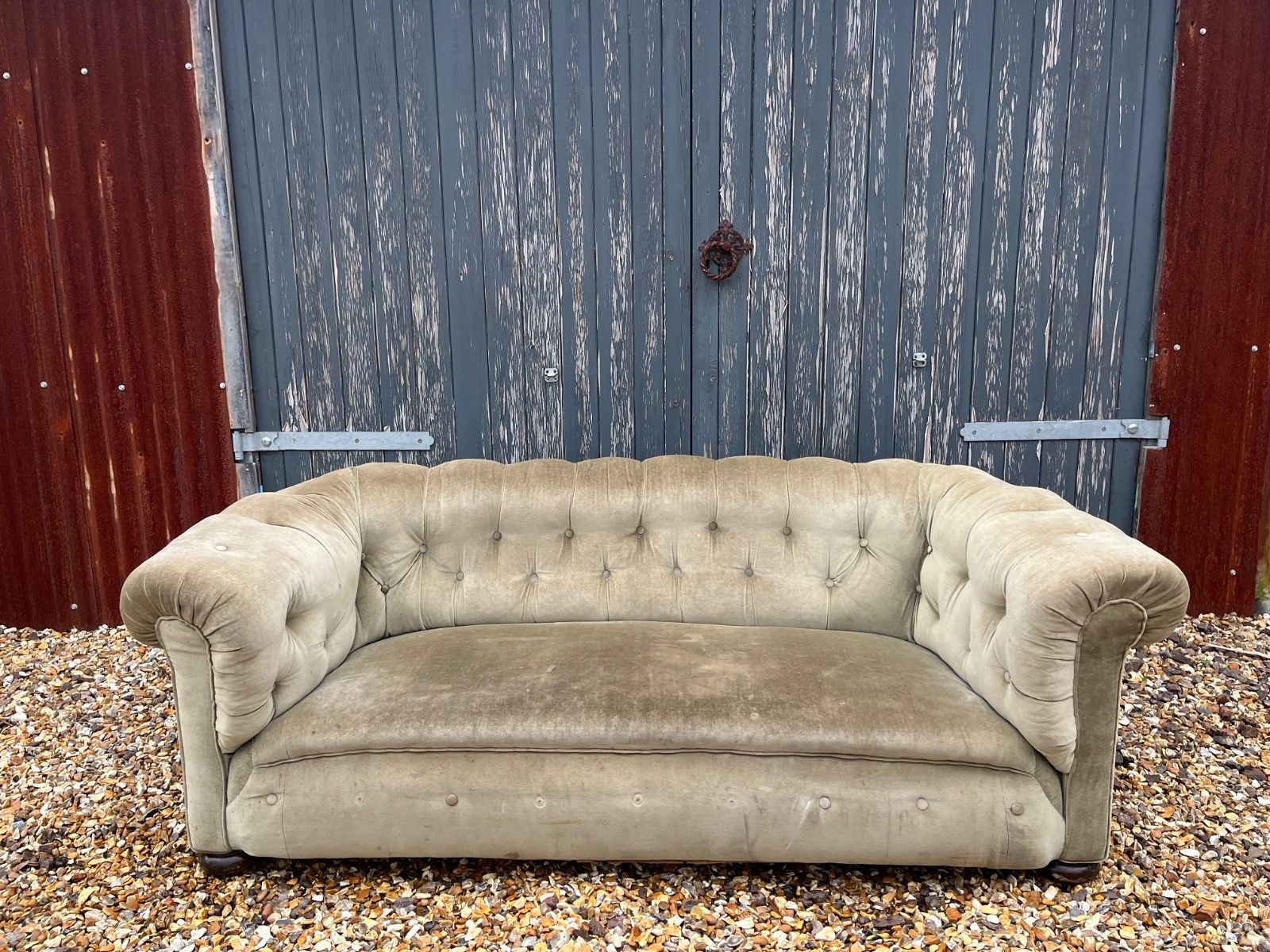 photo vintage Antique Chesterfield Sofa Green Olive Coloured Velvet Circa Mid To Late 1800’s