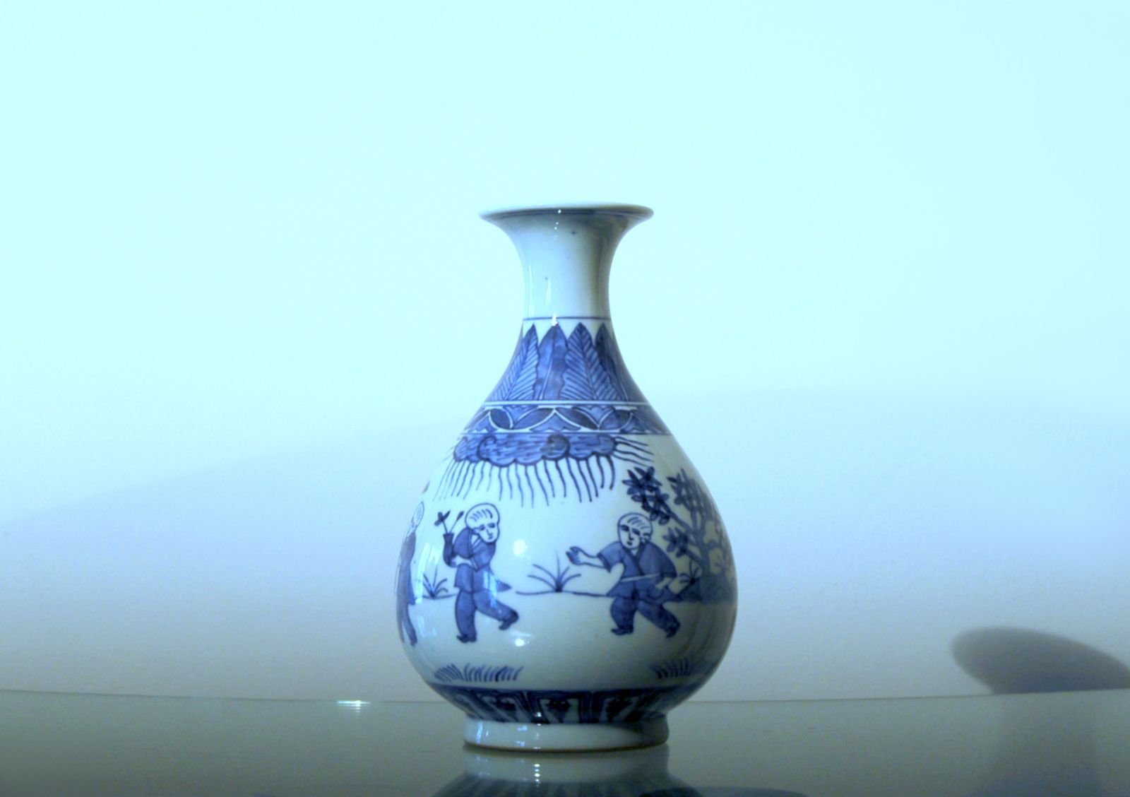 Small Porcelain Vase   Qing Dynasty / Qianlong   Jiaqing Period / 19th Century