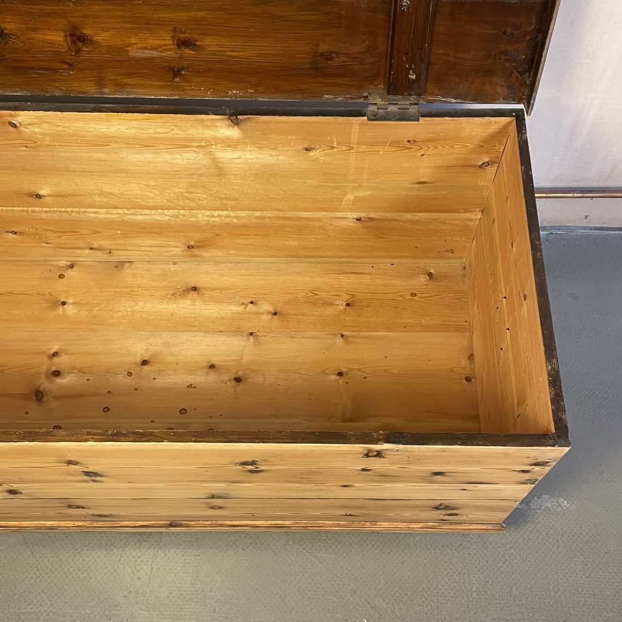 Victorian Large Pine Trunk On Wheels photo vinterior