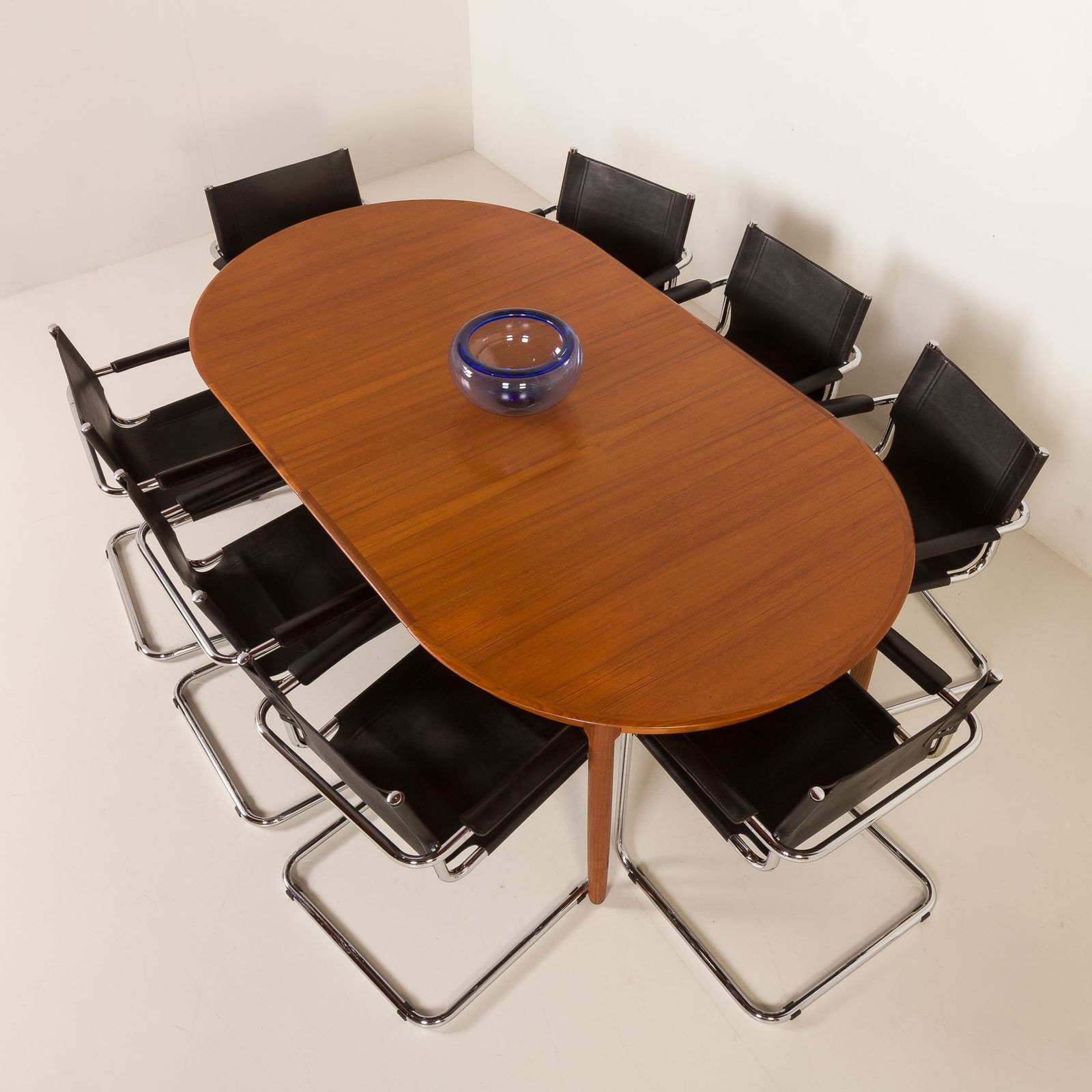 Bauhaus Style Italian Chairs Attr. To Matteograssi, Set Of 8, 1970s photo furniture