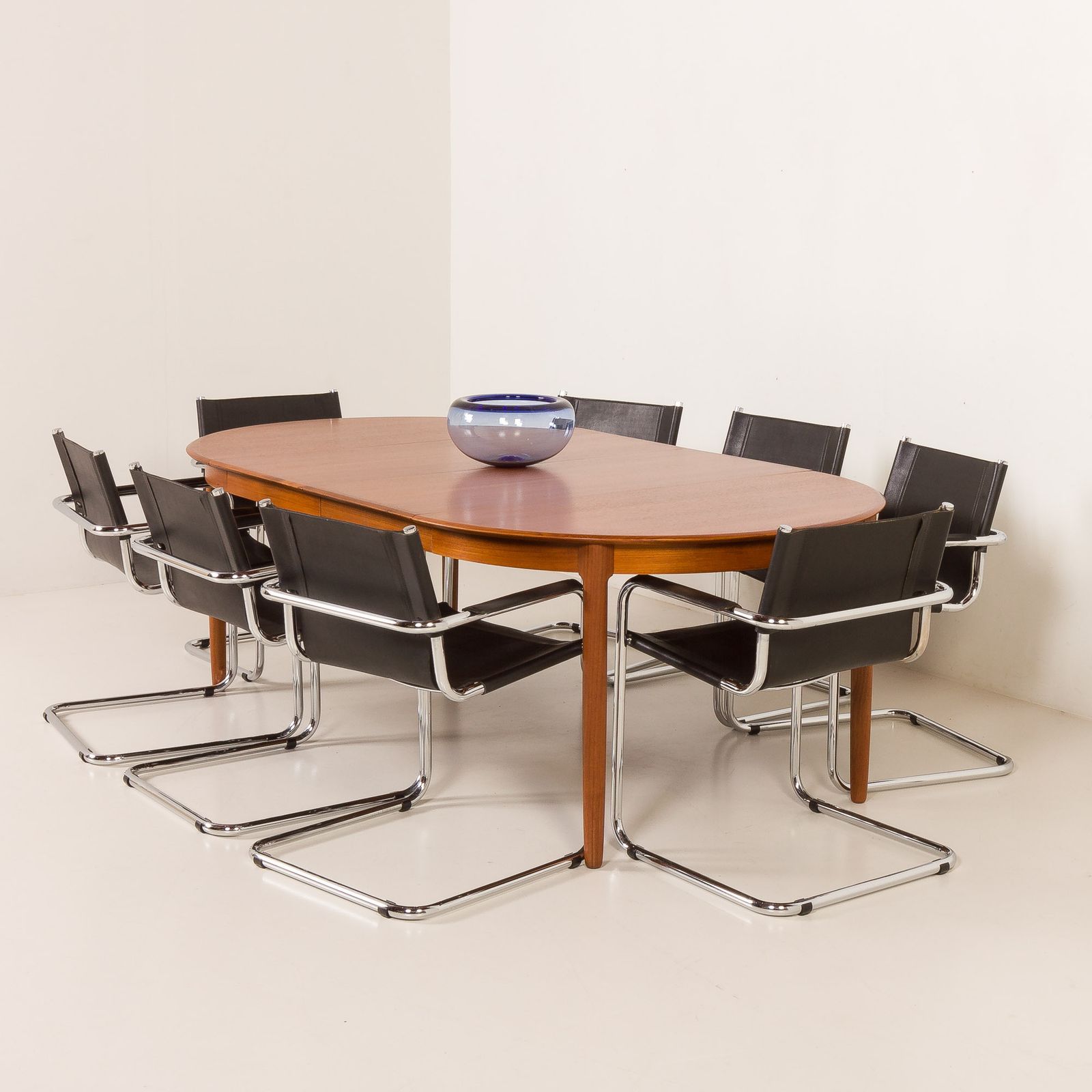 Bauhaus Style Italian Chairs Attr. To Matteograssi, Set Of 8, 1970s