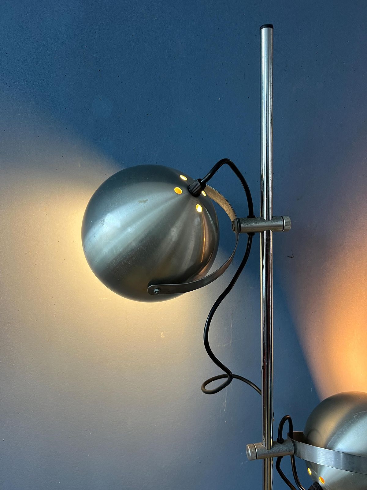 Zilveren Mid Century Vintage Vloerlamp Met Eyeball Kappen Van Herda photo Verlichting