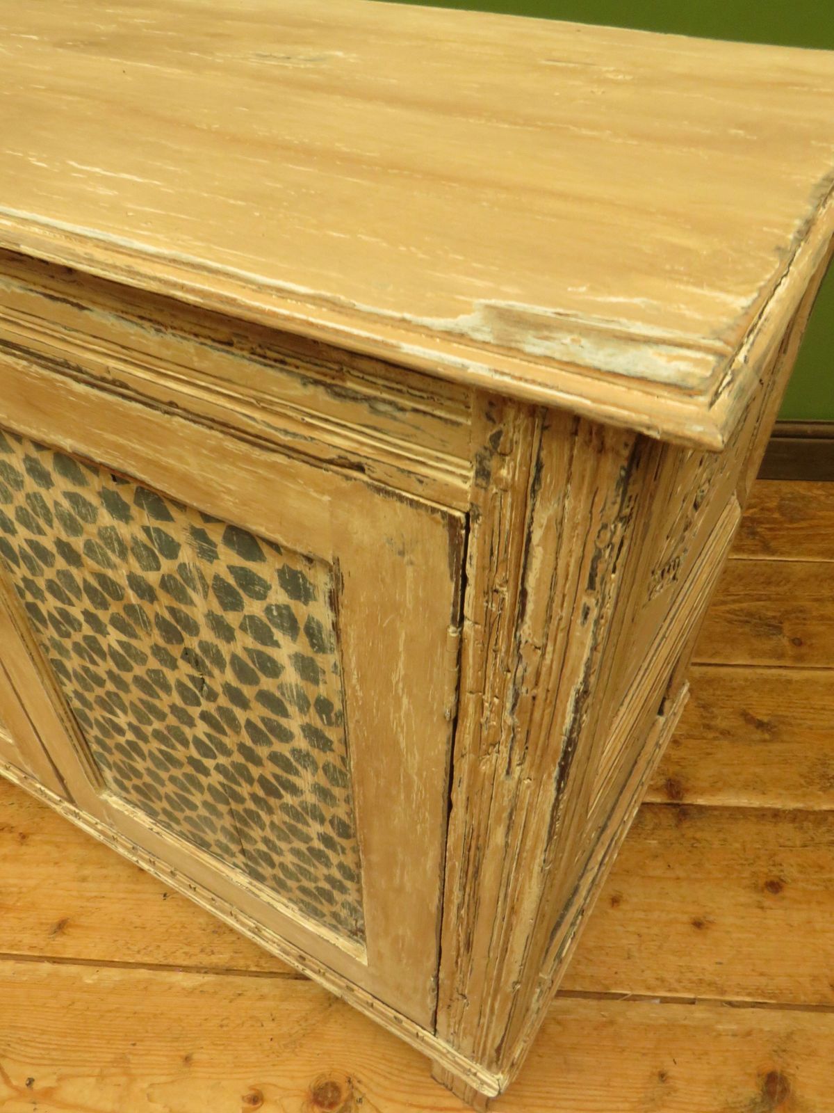photo vinterior Shabby Chic Cupboard With Stencilled Detailing