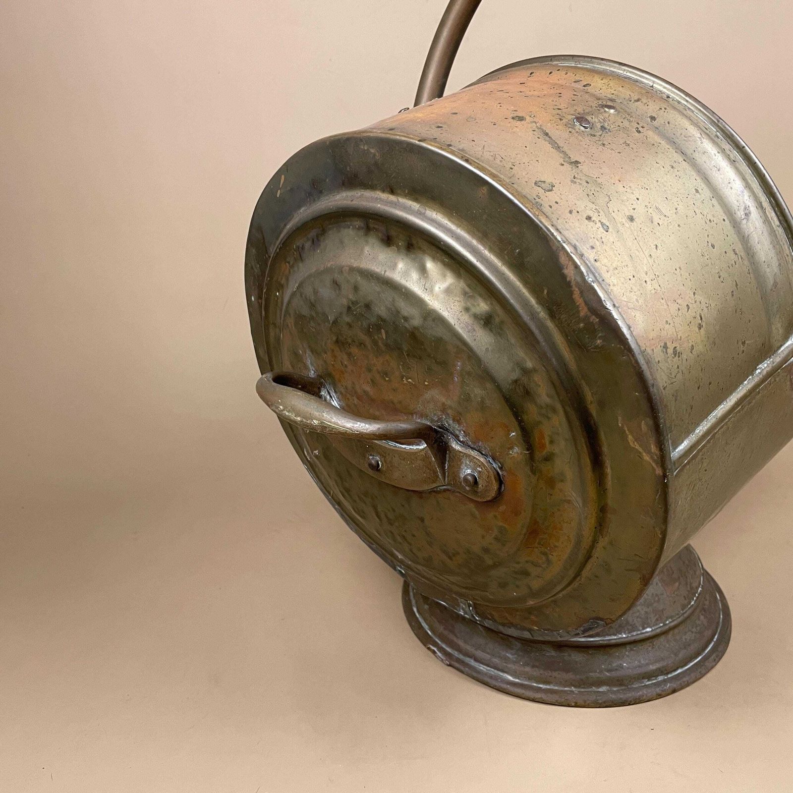 Antique Metal Gold Brass Coal Bucket Handle Fireside Fire Side Scuttle Log Helmet Farmhouse Cottage Aged Patina Vintage Fireplace Logs Heavy photo vinterior