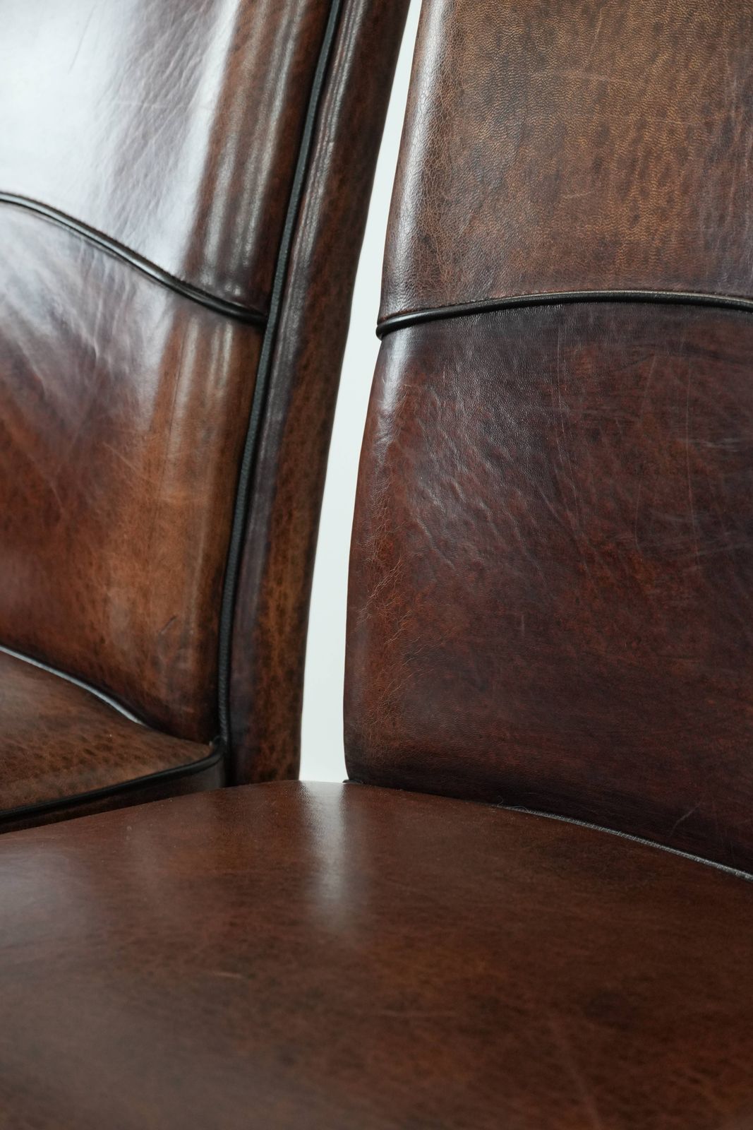photo buy Set Van 4 Schapenleren Eetkamerstoelen Met Karakter En Warme Kleuren