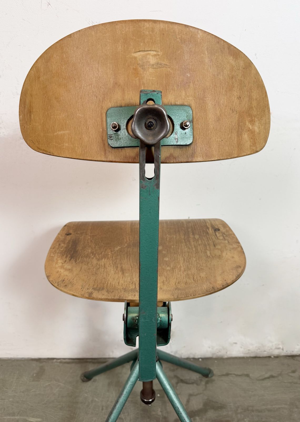 photo vinterior Dark Green Industrial Workshop Chair, 1950s, 15x