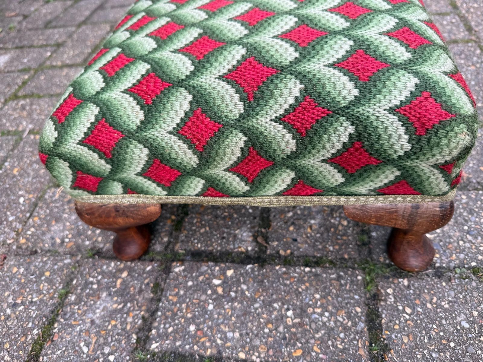 photo vinterior Striking And Bold Vintage Upholstered Footstool With Cabriole Legs And Tapestry Fabric
