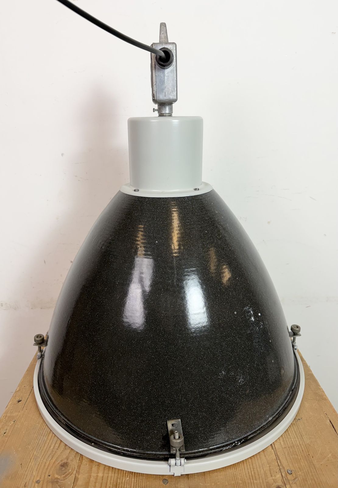 photo vintage Large Industrial Black Enamel Factory Pendant Lamp With Glass Cover, 1960s, 20x