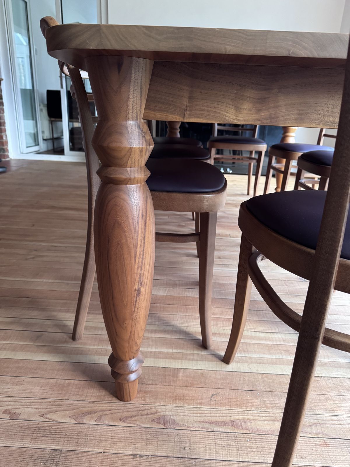 photo vinterior Benchmark Mrs B Dining Table In Walnut Designed By Russel Pinch With 8 Leather Upholstered Vienna Dining Chairs
