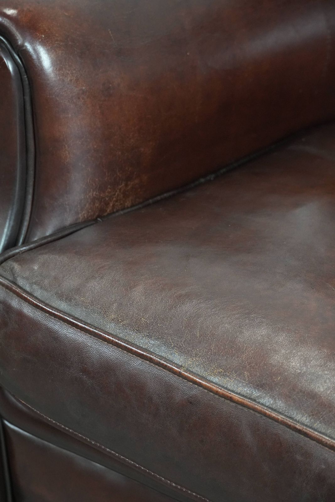 photo vintage Set Of 2 Luxury Sheep Leather Armchairs / Armchairs With A Timeless Look And Beautiful Dark Colors
