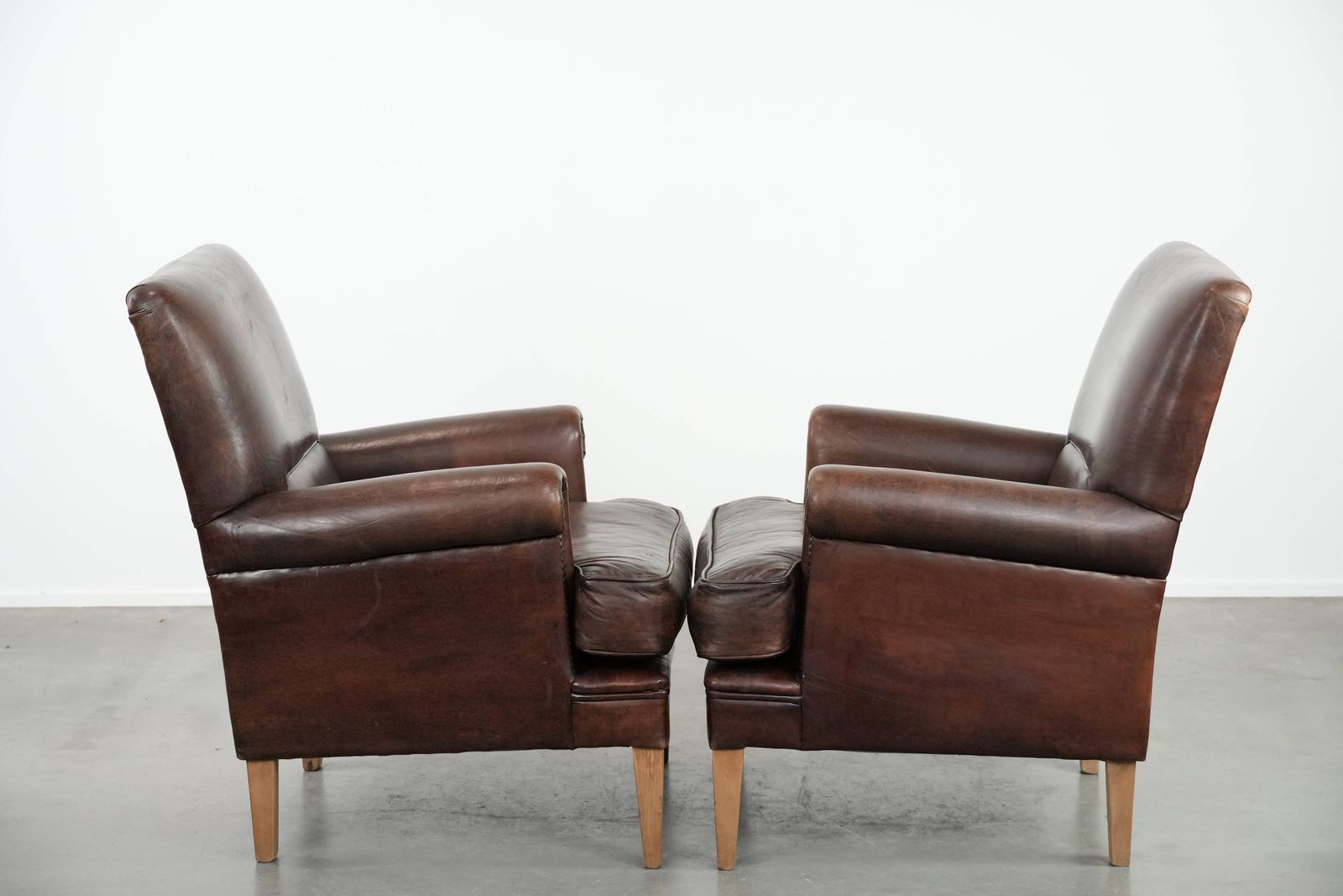 Set Van Twee Karaktervolle Schapenleren Fauteuils Met Een Mooie Diepe Kleur photo furniture