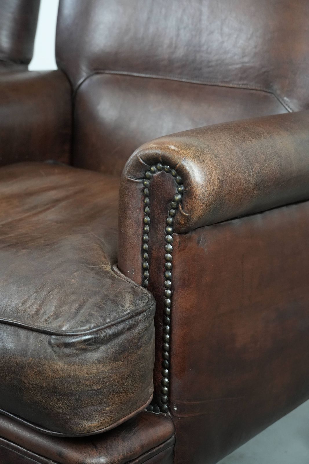 Meubels Set Van Twee Karaktervolle Schapenleren Fauteuils Met Een Mooie Diepe Kleur photo
