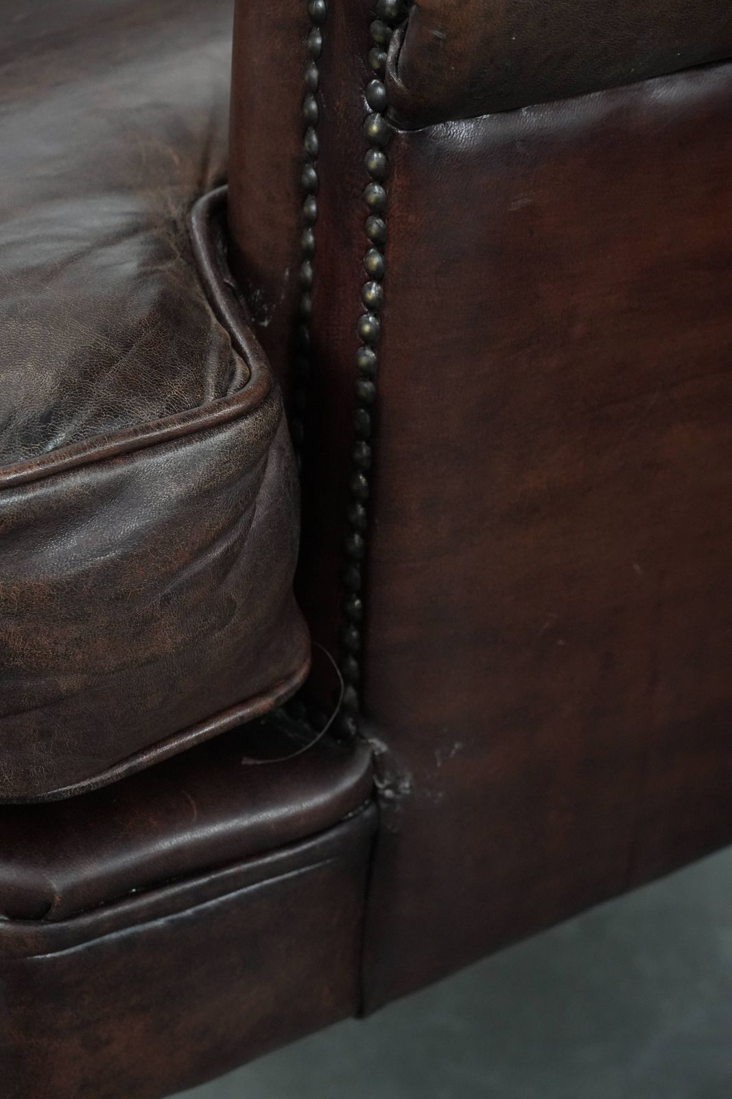 photo vintage Set Van Twee Karaktervolle Schapenleren Fauteuils Met Een Mooie Diepe Kleur