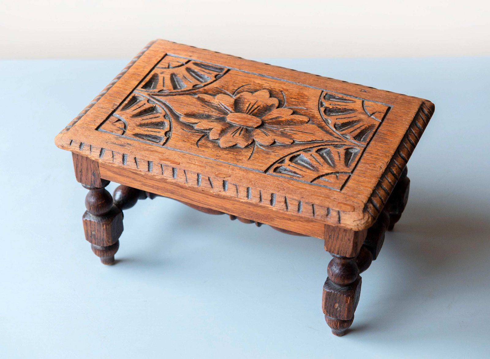 Antiek Handgesneden Eiken Krukje – 19e Eeuw Volkskunst – Klein Voetenbankje / Plantenstandaard photo furniture
