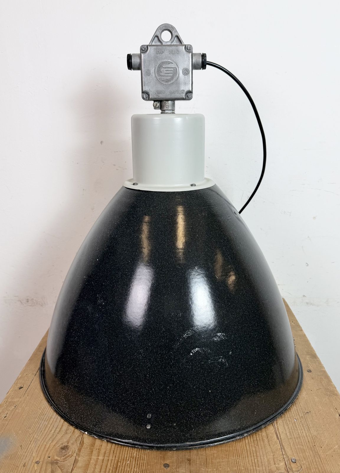 photo vinterior Large Industrial Enamel Factory Pendant Lamp From Elektrosvit, 1960s, 49x