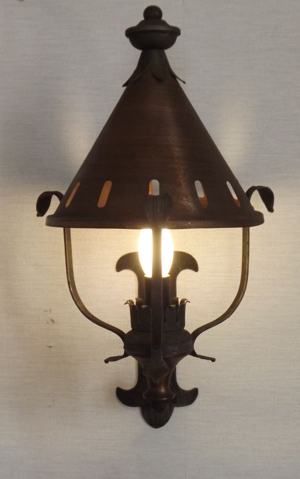 photo vintage Large French Vintage Copper And Wrought Iron Lantern Style Wall Light