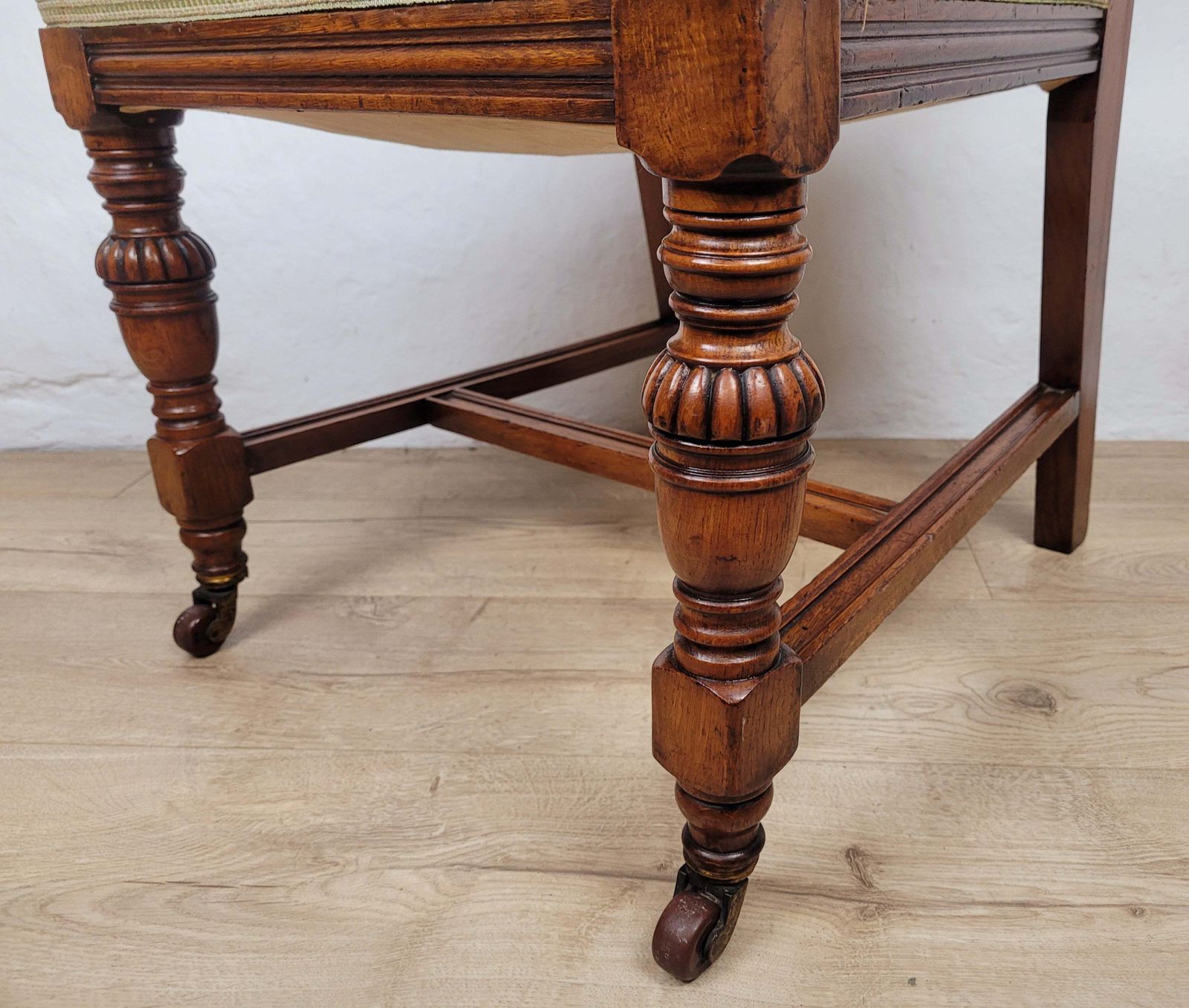photo vinterior Victorian Hall Chair Oak Upholstered Foliate Carvings Castors