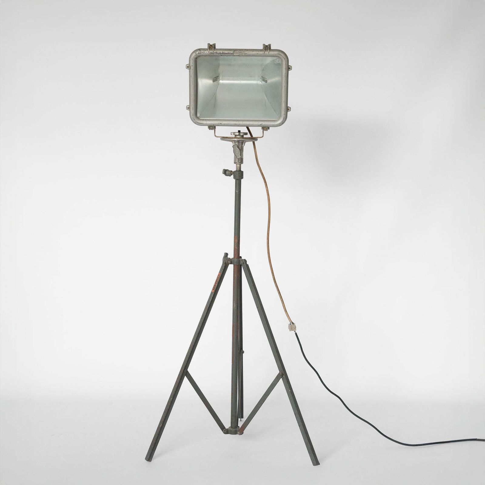 Industriële Driepoot Vloerlamp, Ca. Jaren 1950 photo for sale