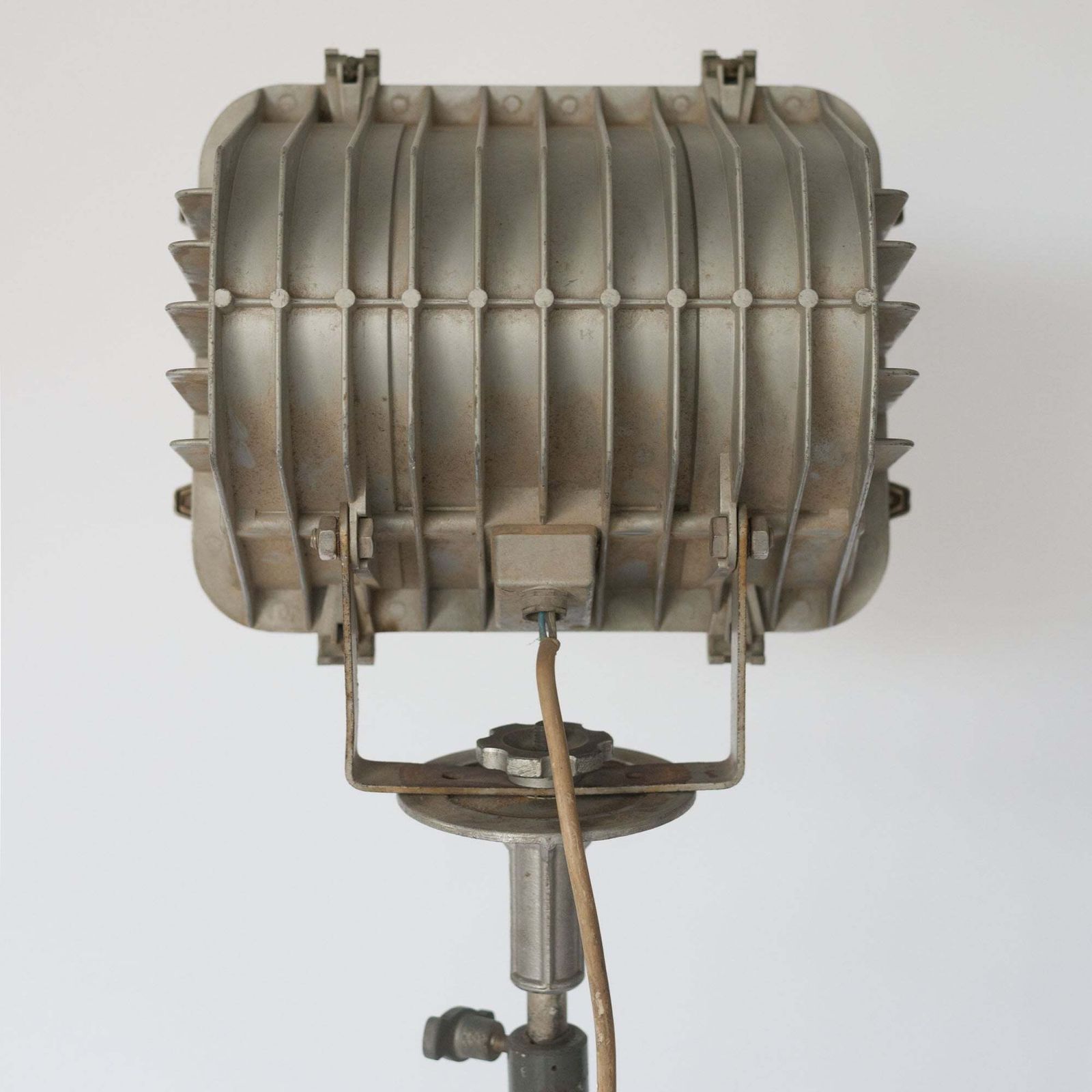 Industriële Driepoot Vloerlamp, Ca. Jaren 1950 photo Verlichting