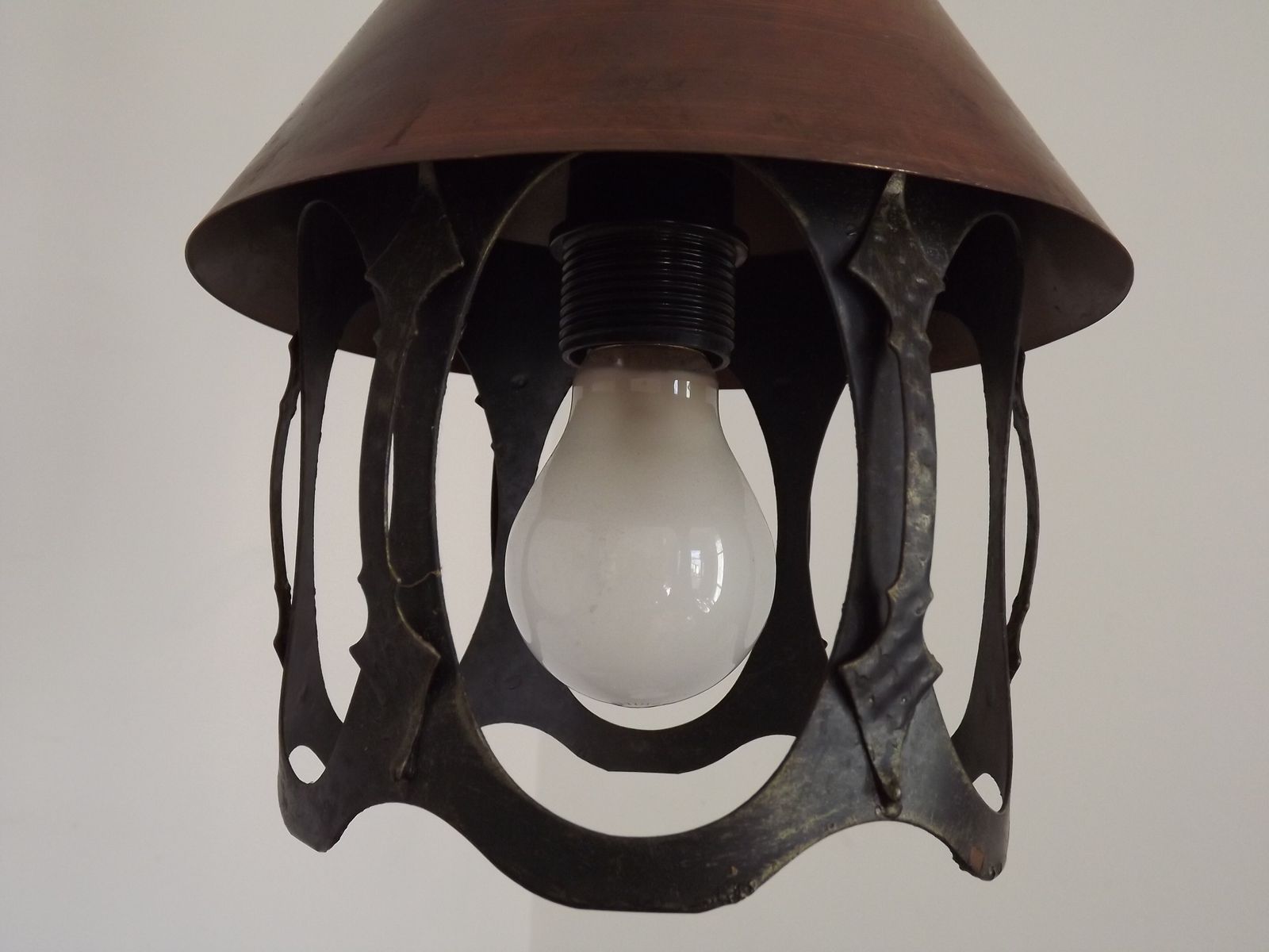 photo furniture Lanterne suspendue mid-century française en fer forgé et cuivre
