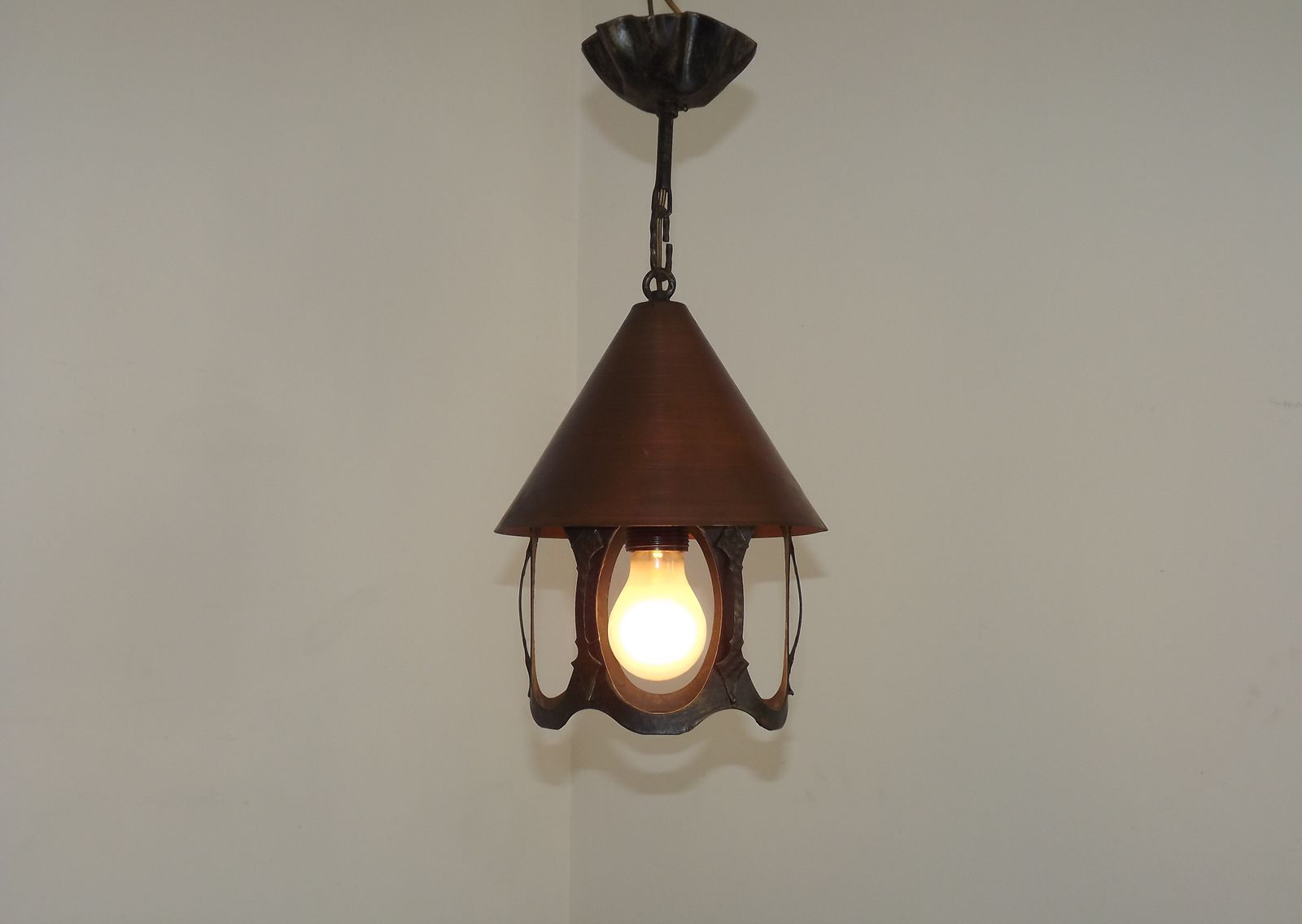 Lanterne suspendue mid-century française en fer forgé et cuivre photo furniture