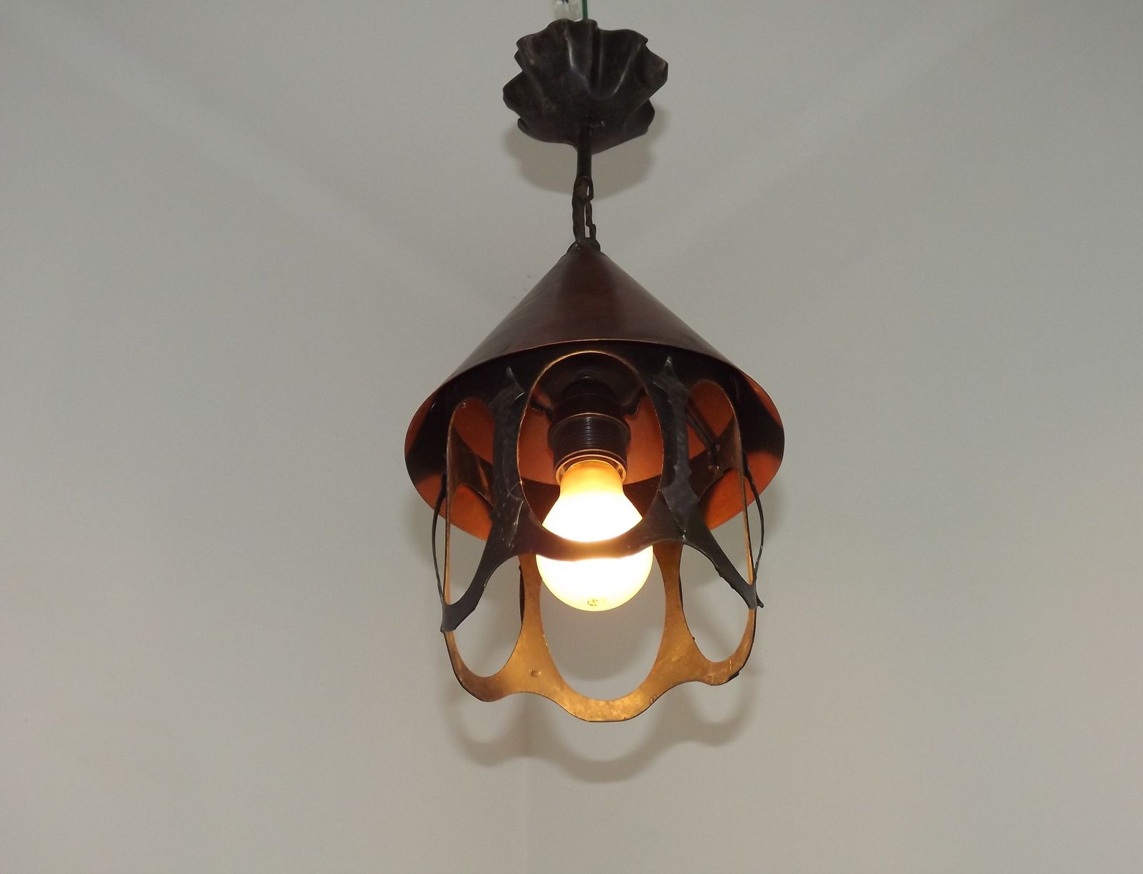 Lanterne suspendue mid-century française en fer forgé et cuivre photo Luminaires