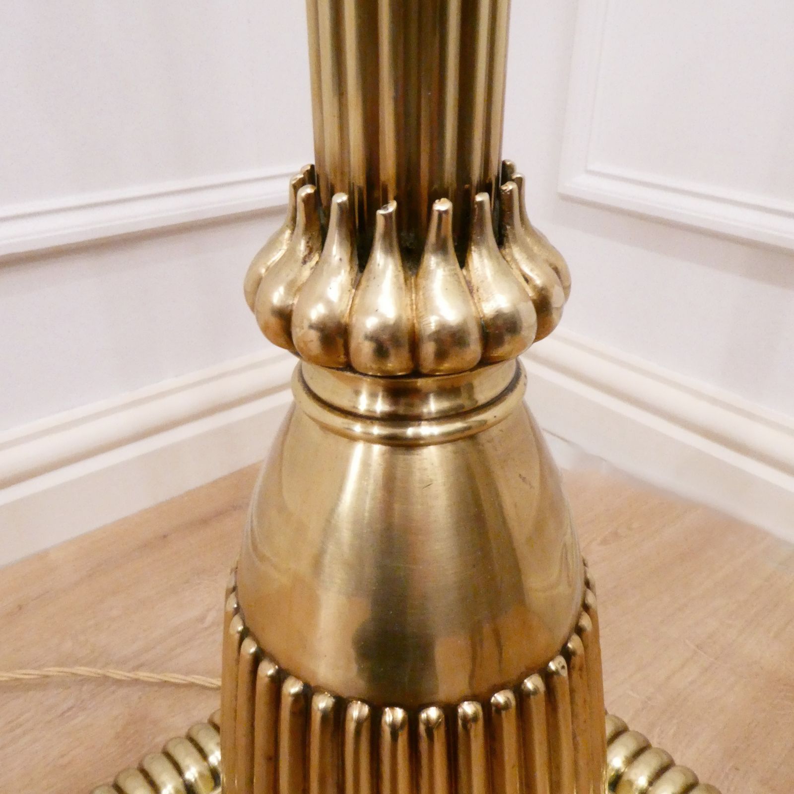 photo furniture Victorian Brass Floor Lamp, 1800s