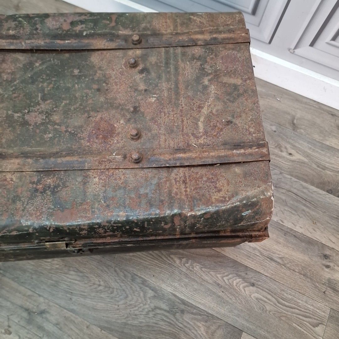 Antique Metal Travel Trunk – Dome Top Tin Chest – Rustic Vintage Storage Planter photo vinterior