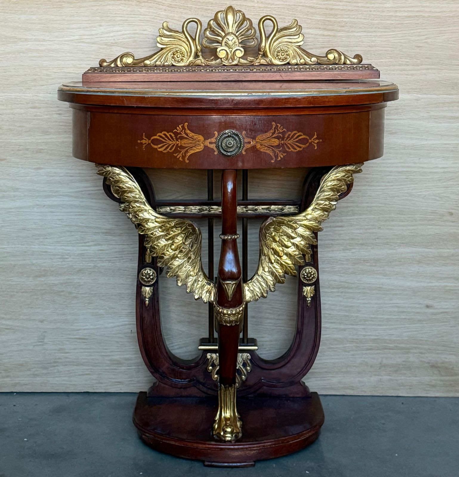 Paire de tables de chevet demi-lune aux cygnes, plateau en marqueterie et fronton, XXe siècle photo Mobilier