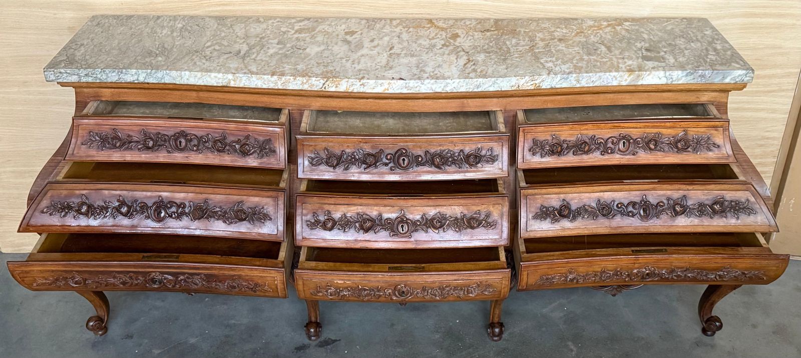 Mobilier Commode Louis XV en noyer sculpté de style provincial français, XXe siècle photo
