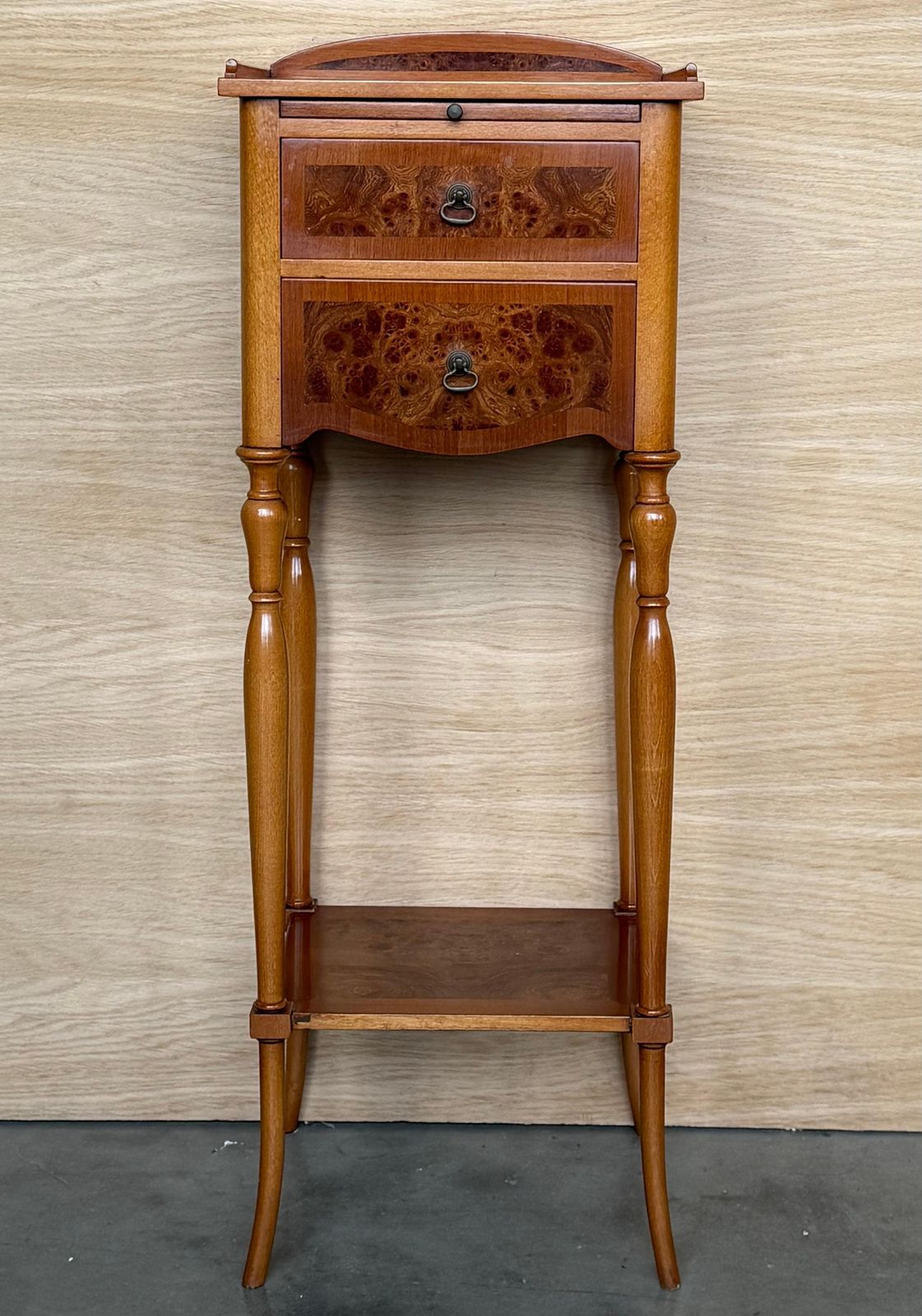 Table de chevet italienne d'époque en bois avec plateau coulissant dissimulé, début du XXe siècle photo furniture