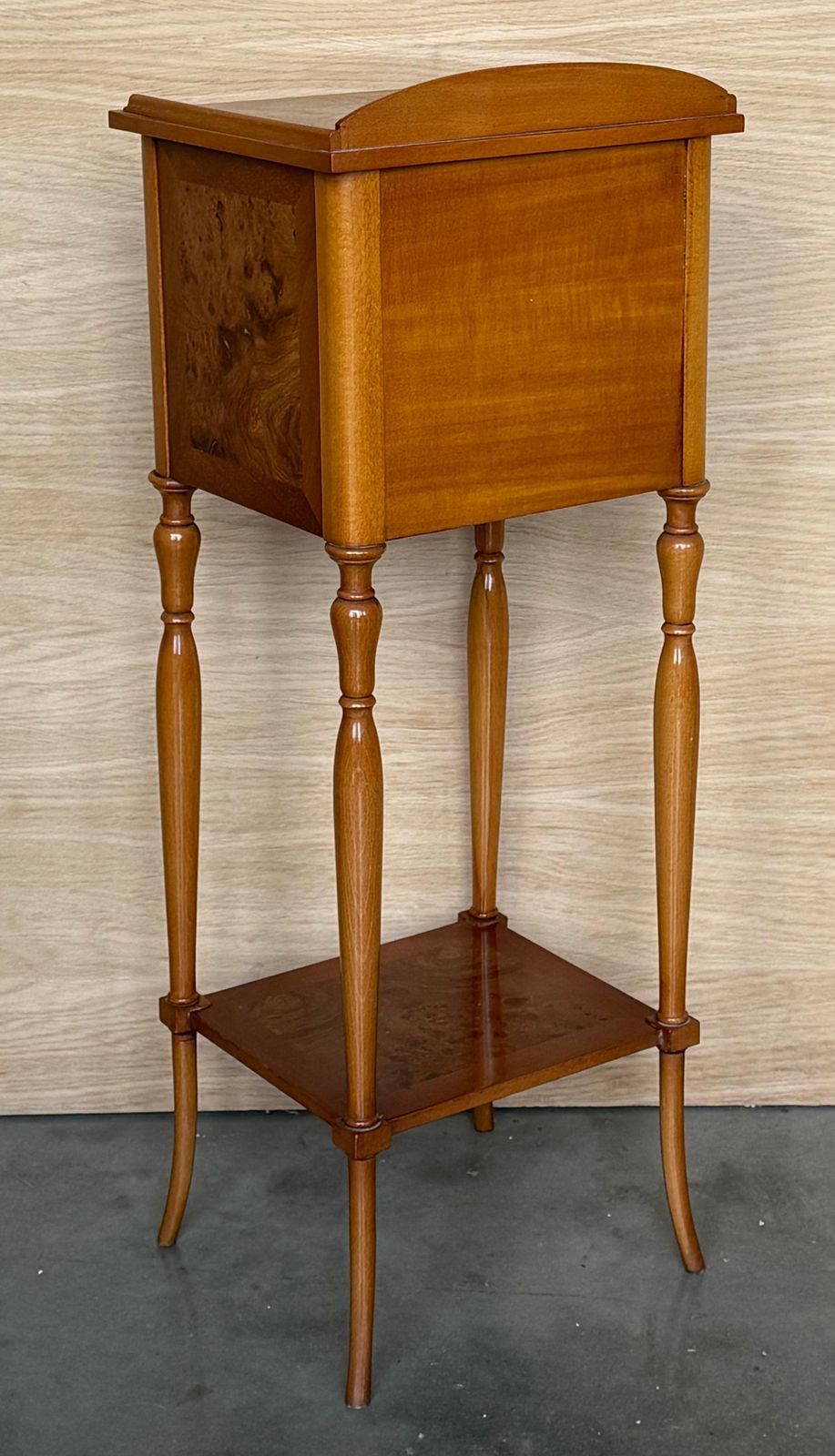 Table de chevet italienne d'époque en bois avec plateau coulissant dissimulé, début du XXe siècle photo vinterior